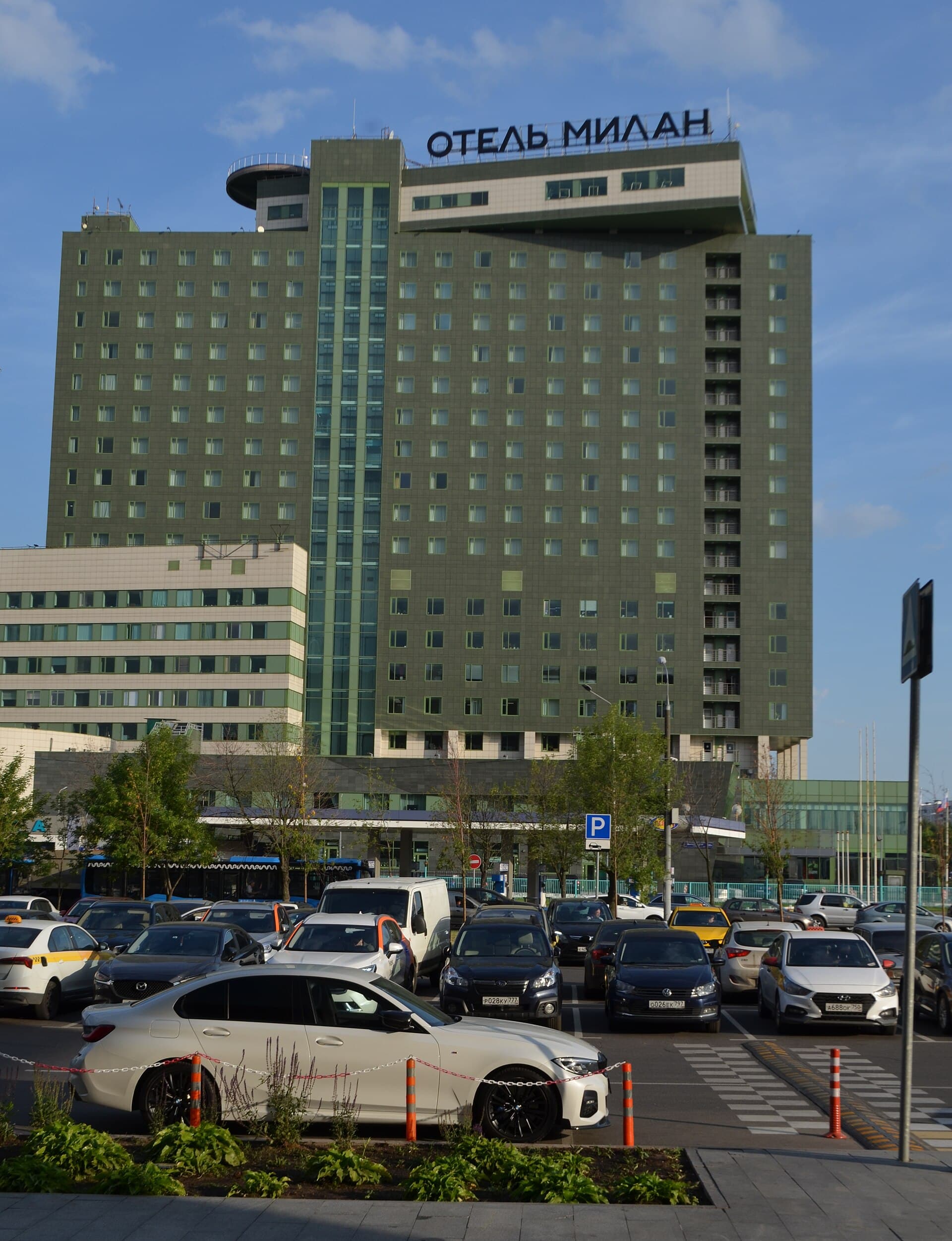 Milan Hotel (via Wikimedia Commons, CC BY-SA 4.0)
