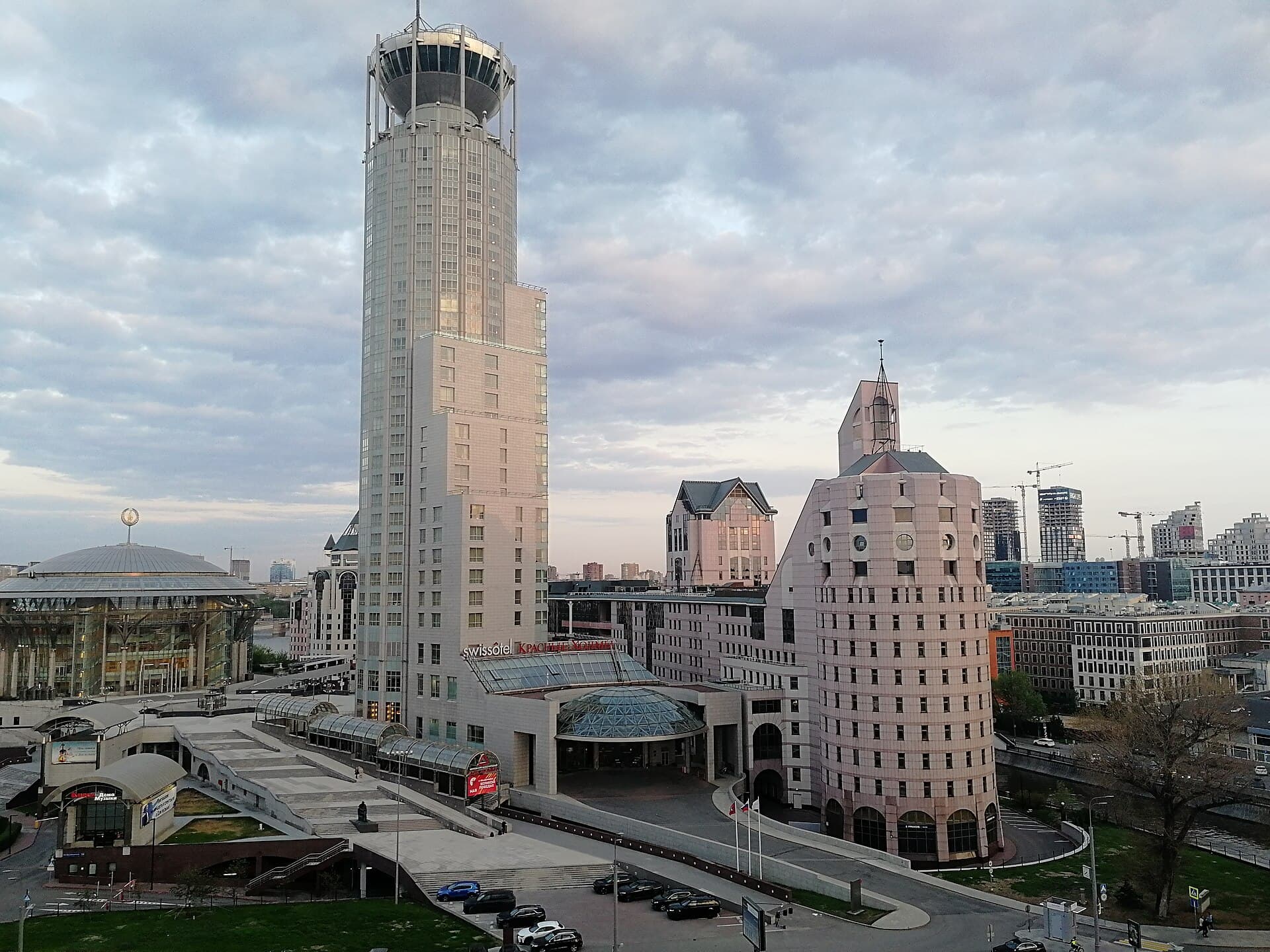 Swissôtel Krasnye Holmy (via Wikimedia Commons, CC0)