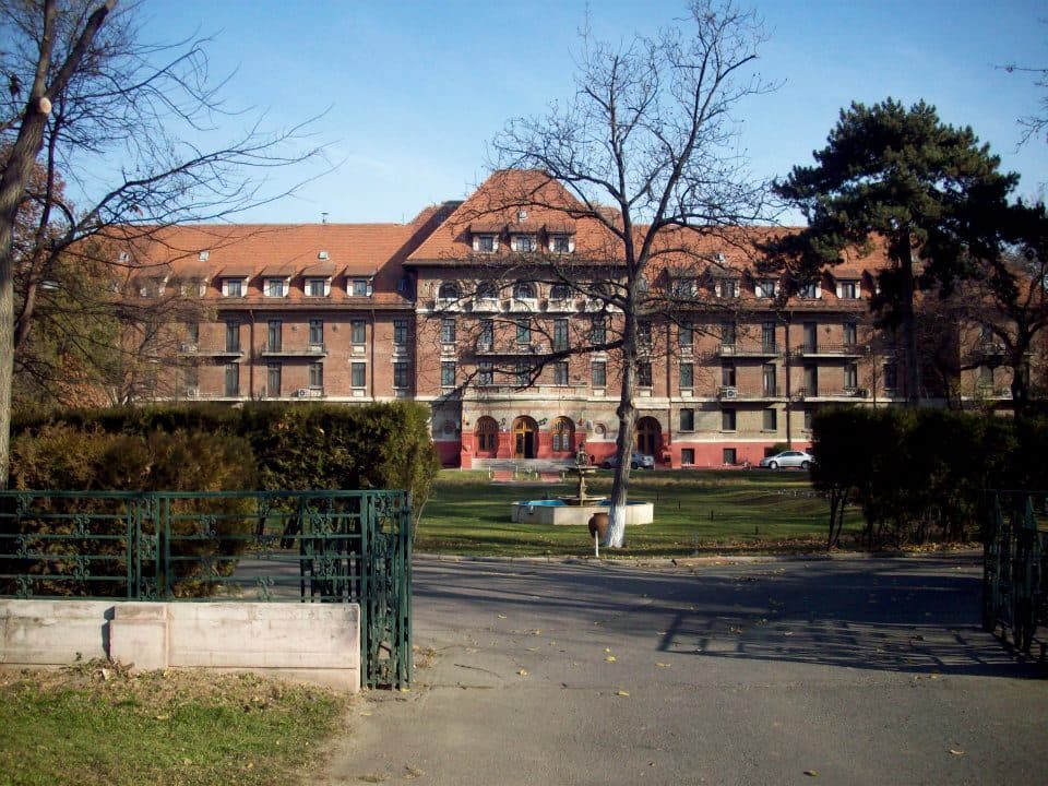 Hotel Triumf (via Wikimedia Commons, CC BY-SA 3.0)