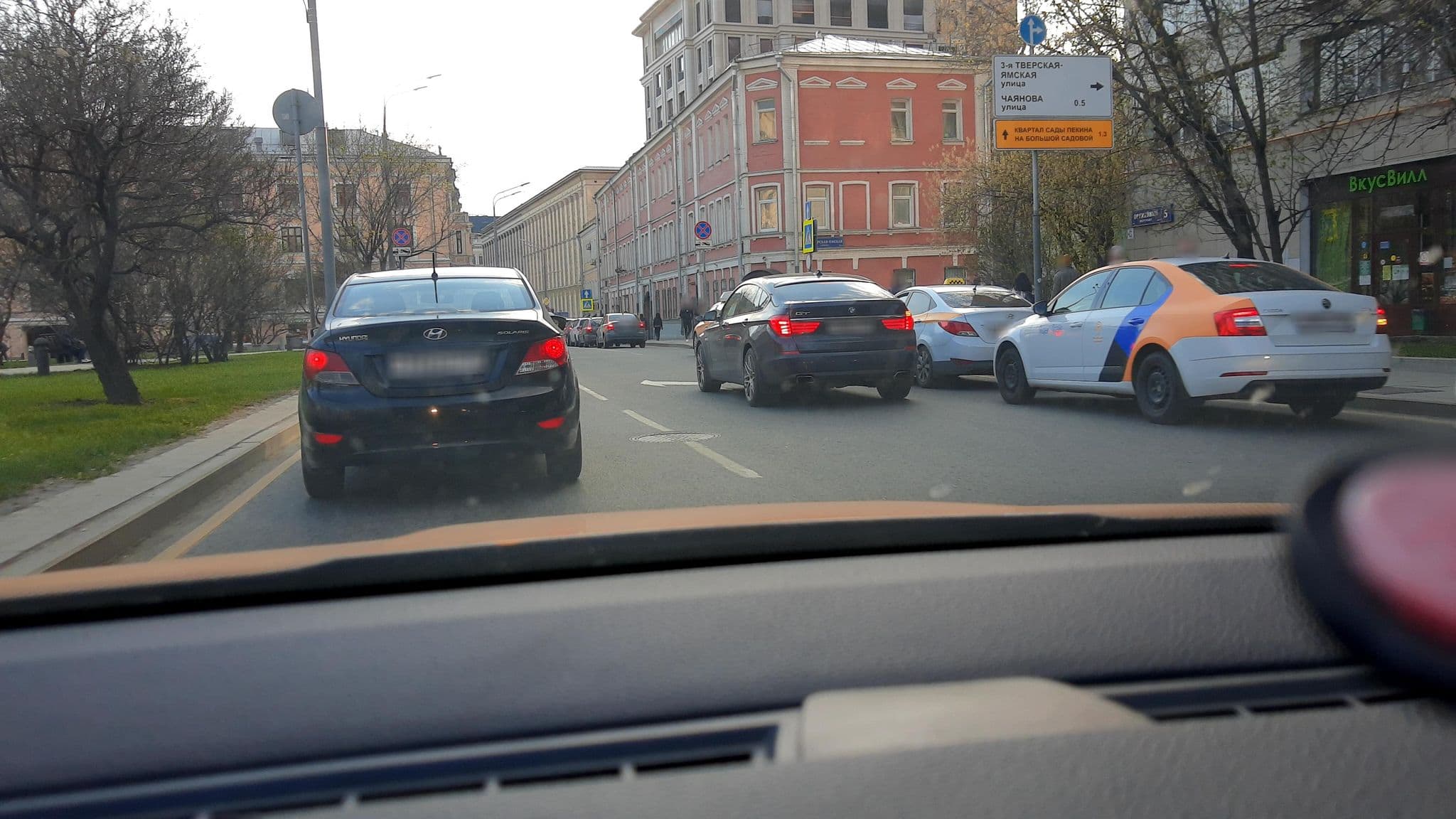 Street view near Kvart-Hotel, Moscow — © phoneuploader (CC BY-SA · Mapillary)