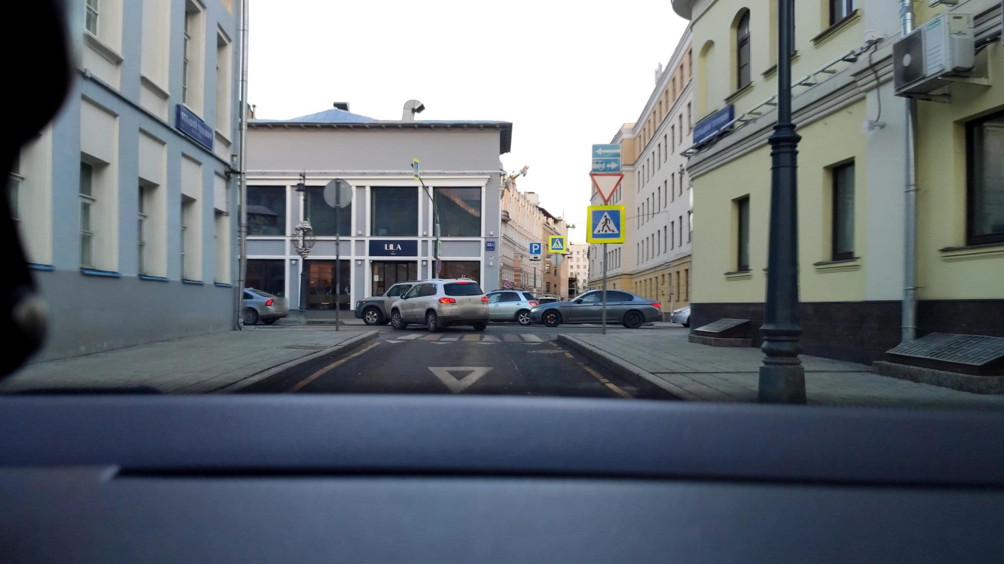 Street view near Сретенская, Moscow — © phoneuploader (CC BY-SA · Mapillary)
