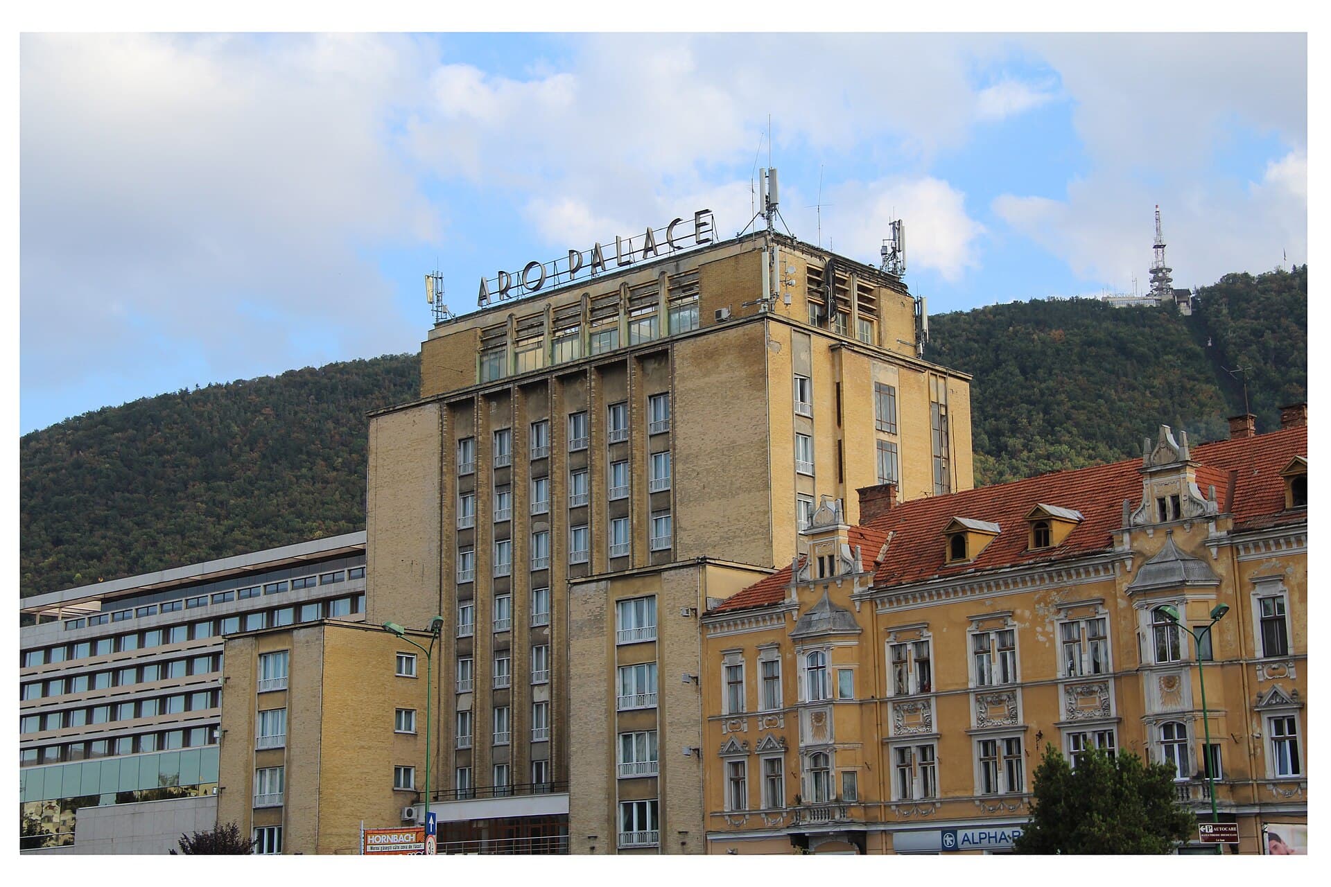 Hyatt Regency Aro Palace Brasov (via Wikimedia Commons, CC BY-SA 4.0)