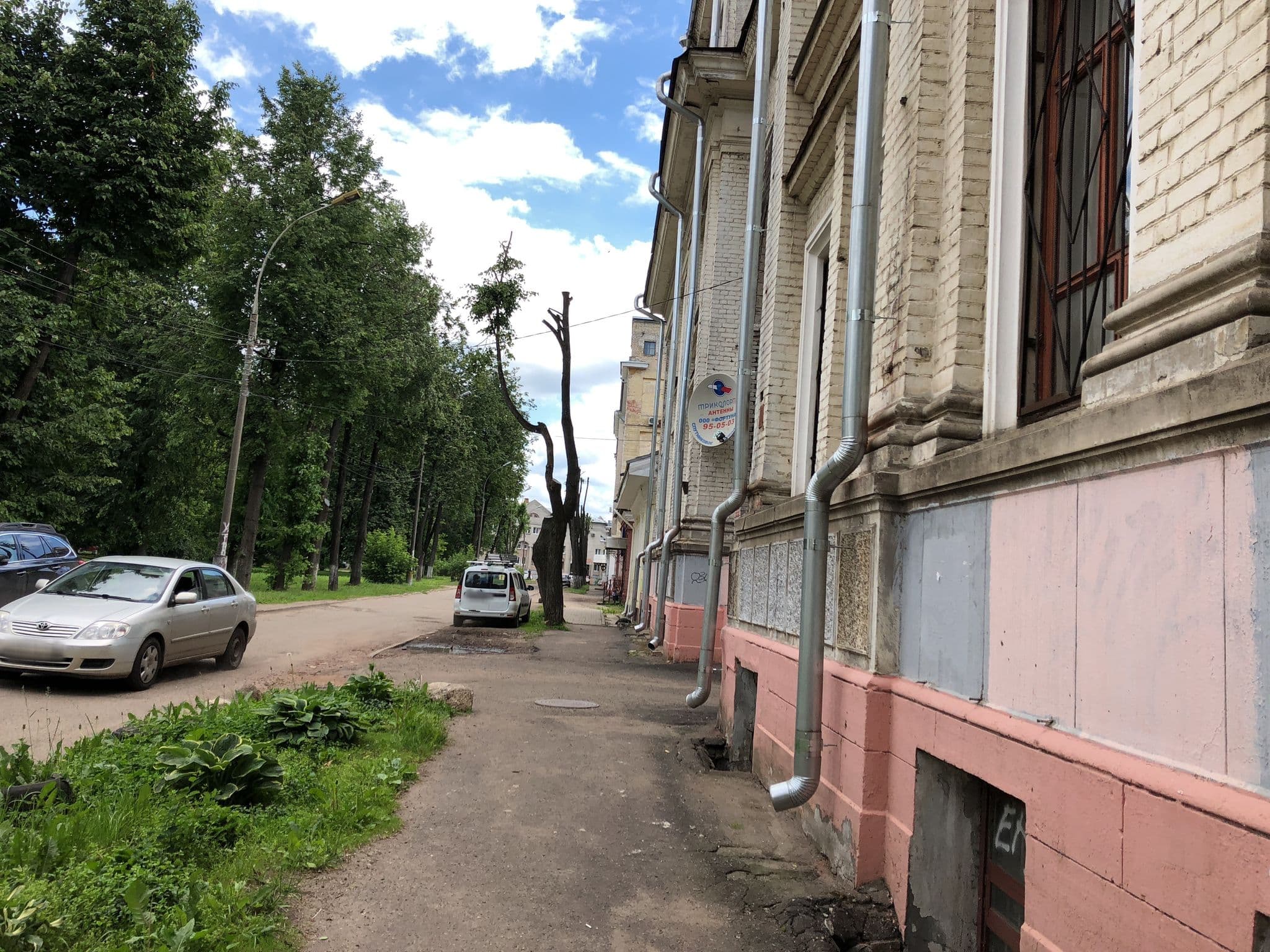 Street view near Yarhostel, Yaroslavl — © smsmr (CC BY-SA · Mapillary)