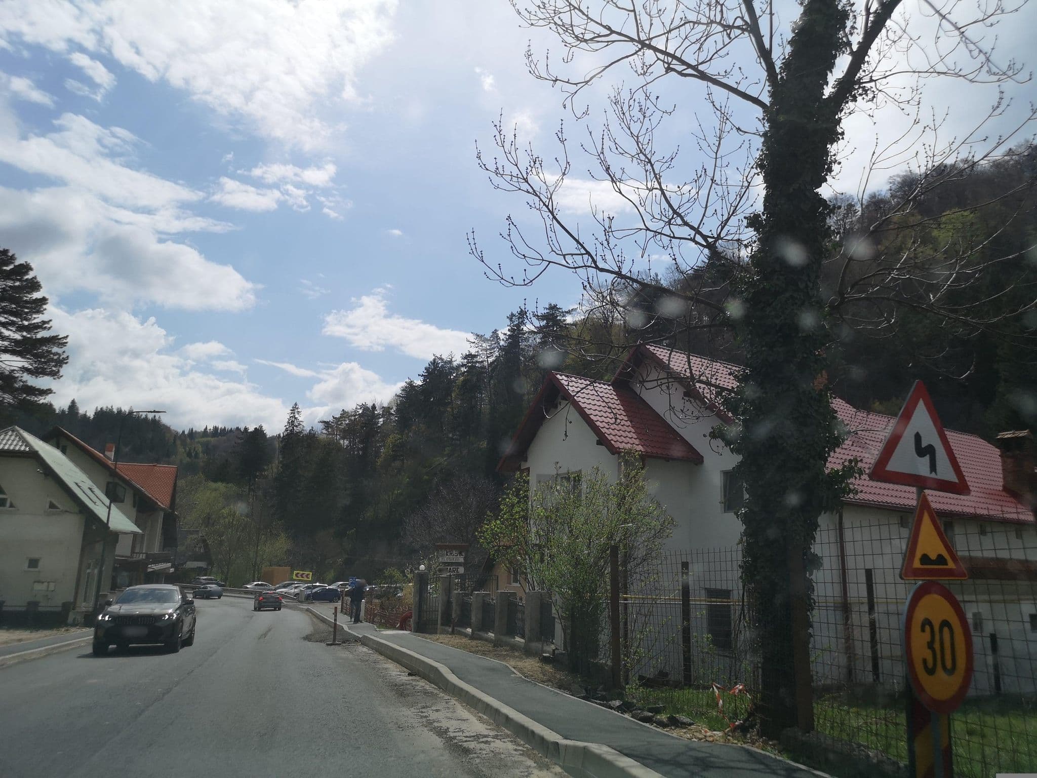 Street view near Vila Krista, Bran — © moon4 (CC BY-SA · Mapillary)
