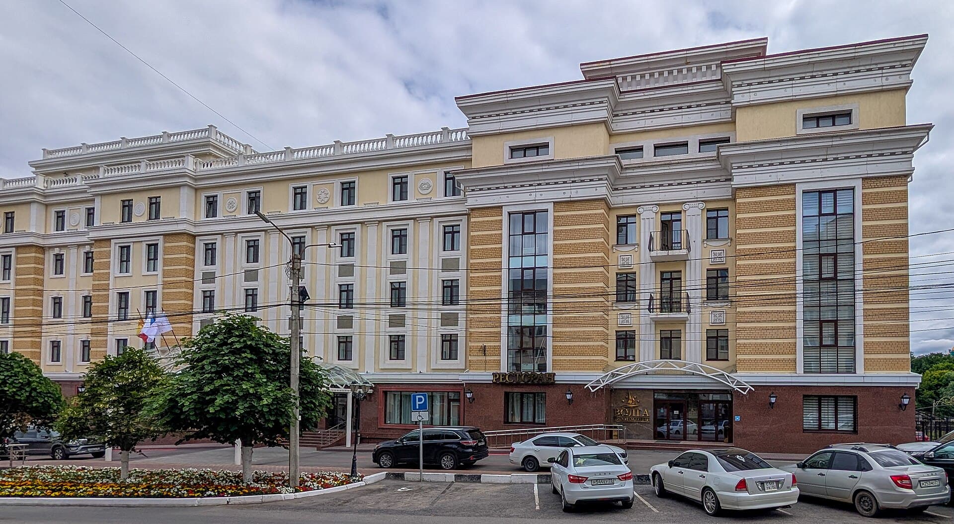 Volga Premium Hotel (via Wikimedia Commons, CC BY-SA 4.0)