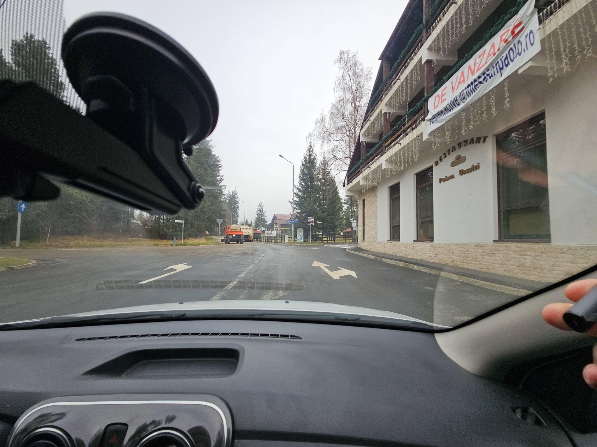 Street view near Complex Hotelier Poiana Ursului, Braşov — © agamarcelnicolae (CC BY-SA · Mapillary)