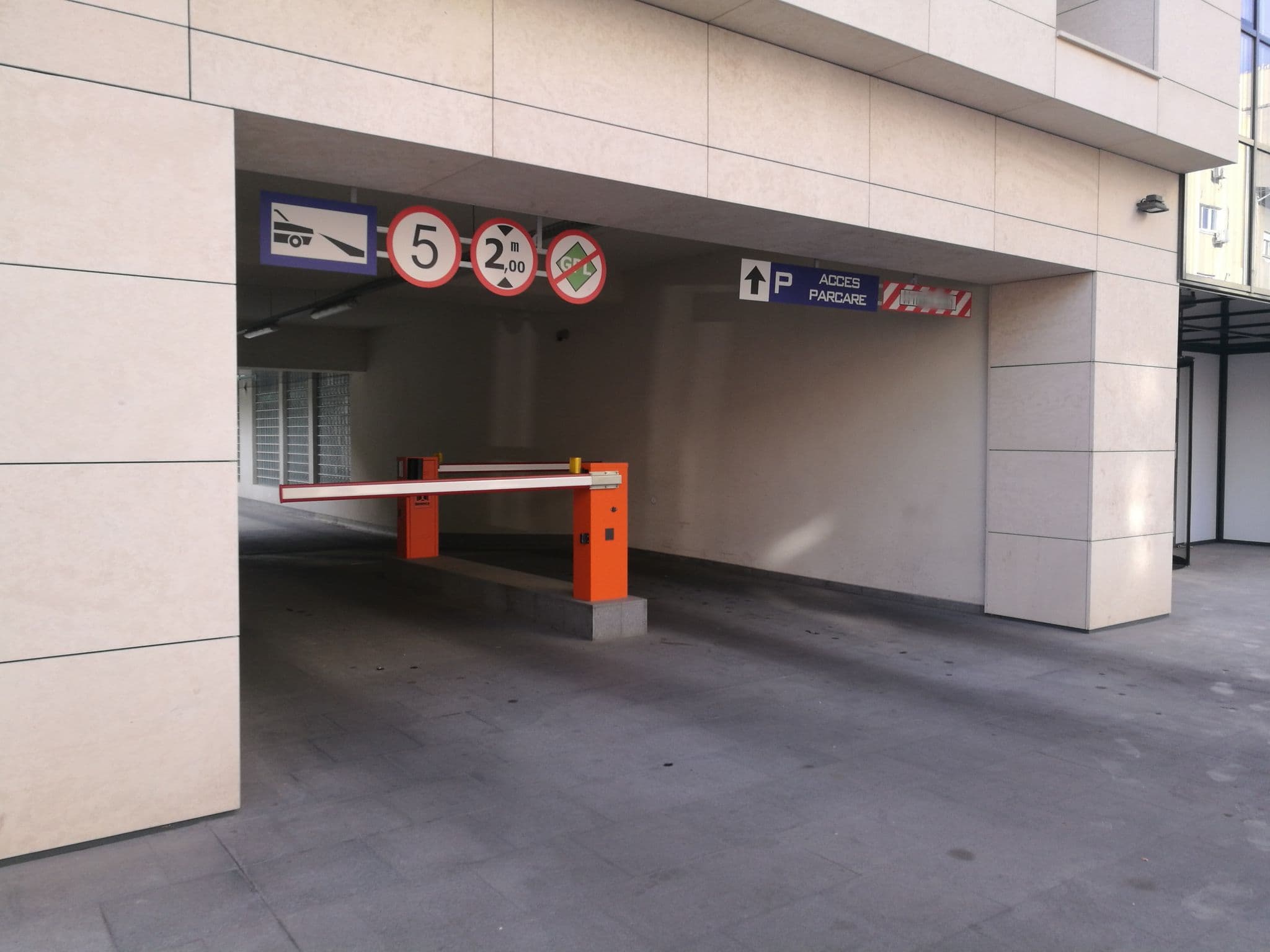 Street view near Hotel Unique Bucharest, Bucharest — © rsandu (CC BY-SA · Mapillary)