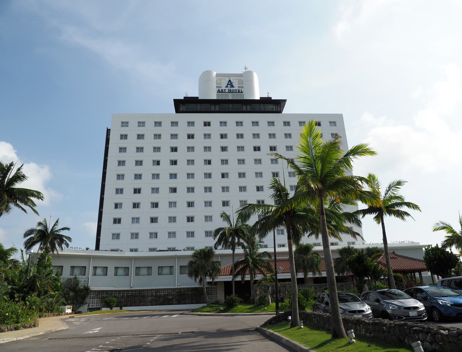 アートホテル石垣島 (Art Hotel Ishigakijima) (via Wikimedia Commons, CC BY-SA 4.0)