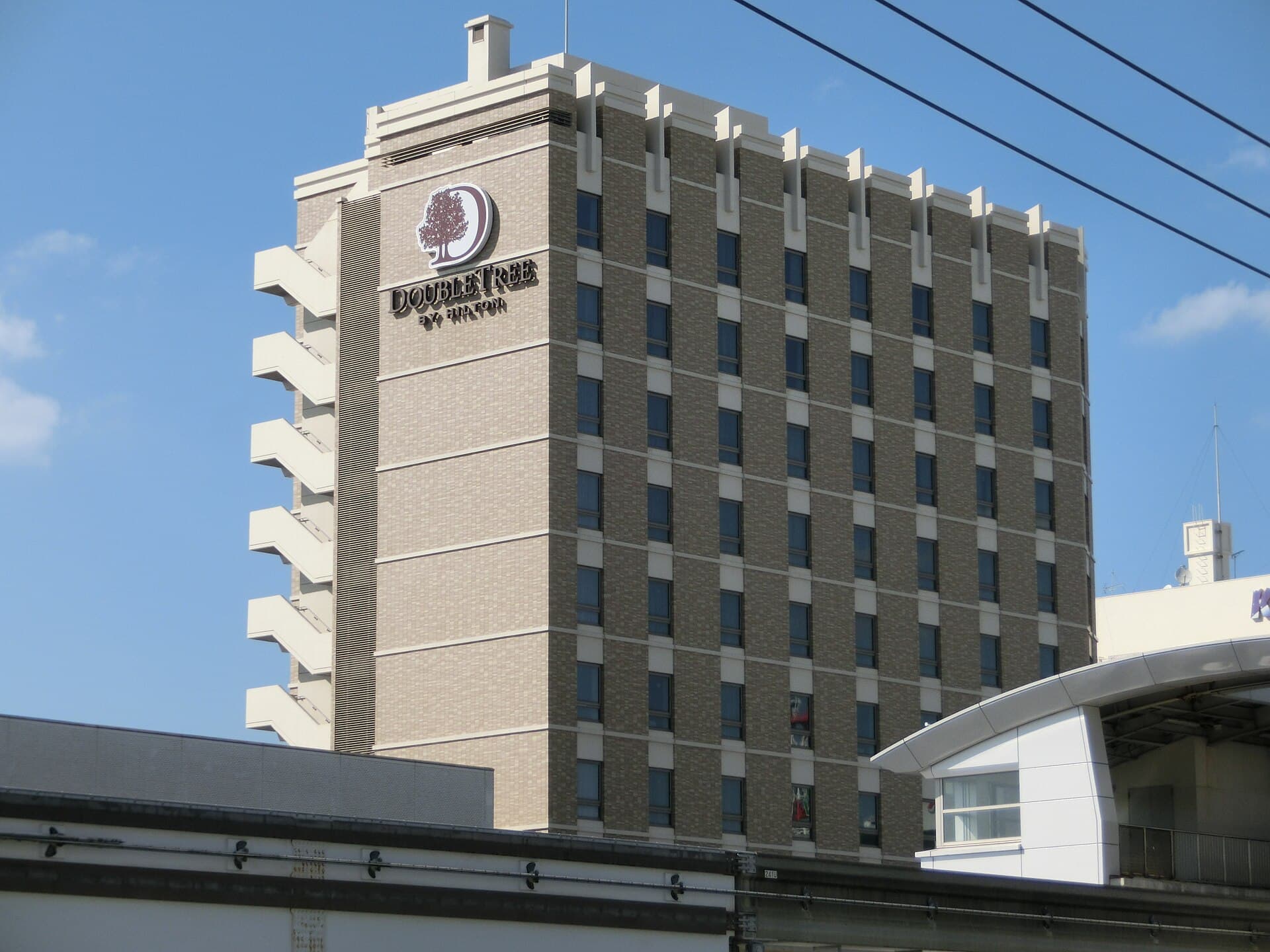 DoubleTree by Hilton (via Wikimedia Commons, Public domain)