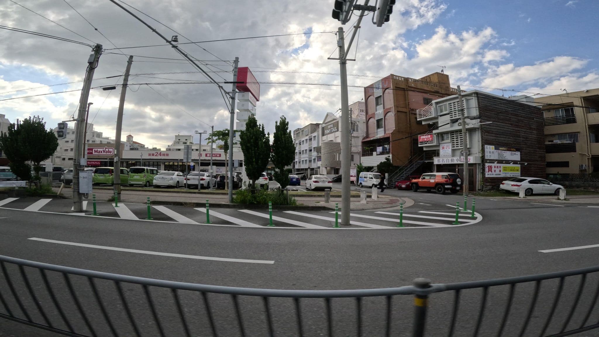 Street view near ホテルヒルトン, Naha — © okadatsuneo (CC BY-SA · Mapillary)