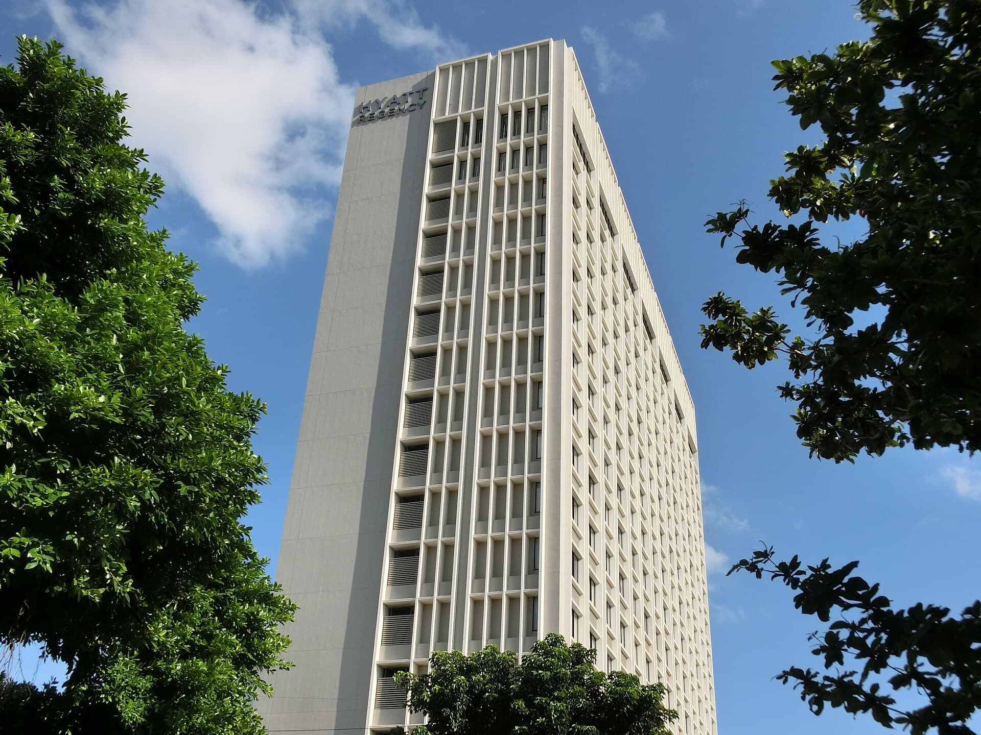 ハイアットリージェンシー那覇沖縄 (Hyatt Regency Naha Okinawa) (via Wikimedia Commons, Public domain)