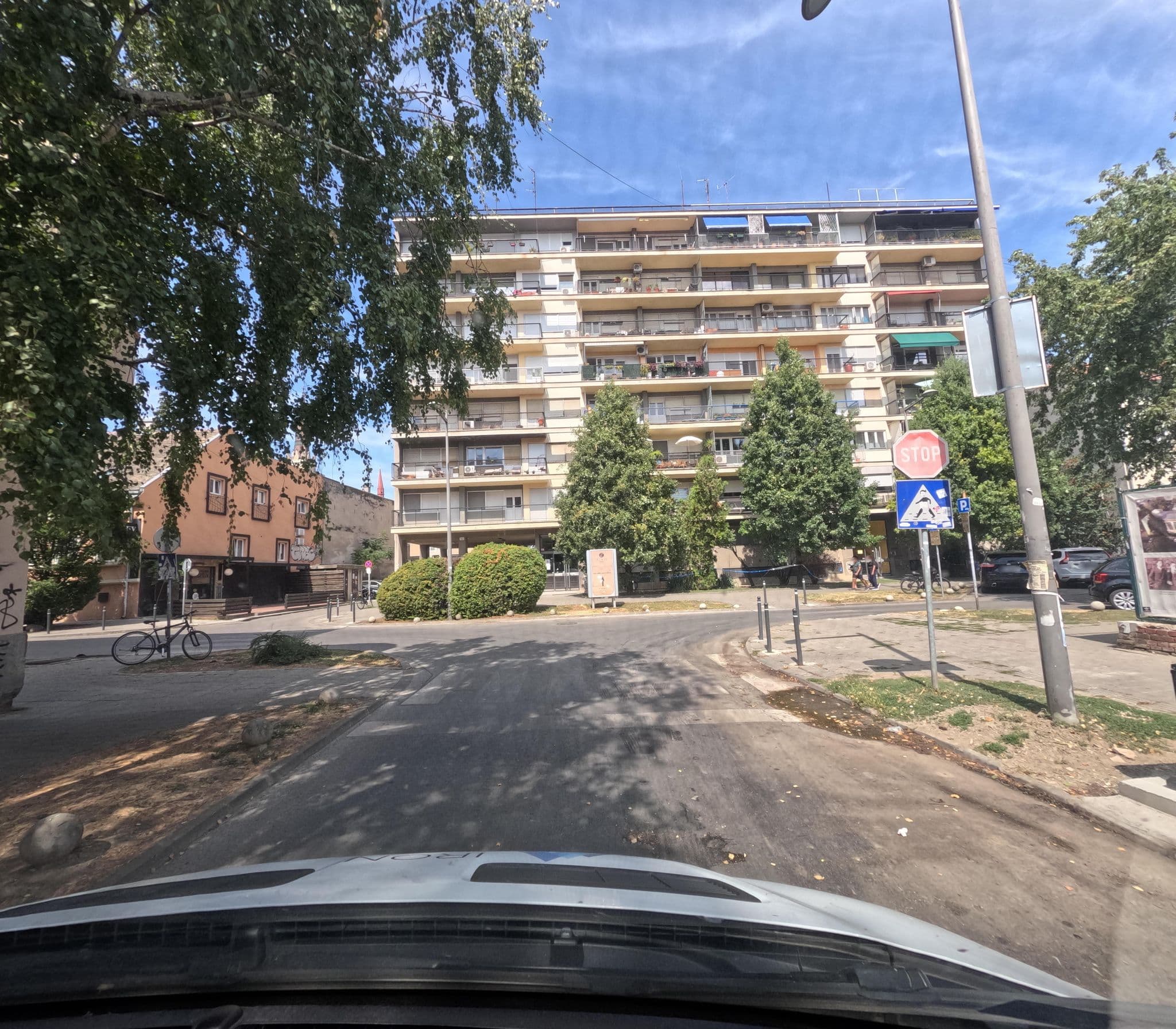 Street view near Arhiv, Novi Sad — © smajser1 (CC BY-SA · Mapillary)