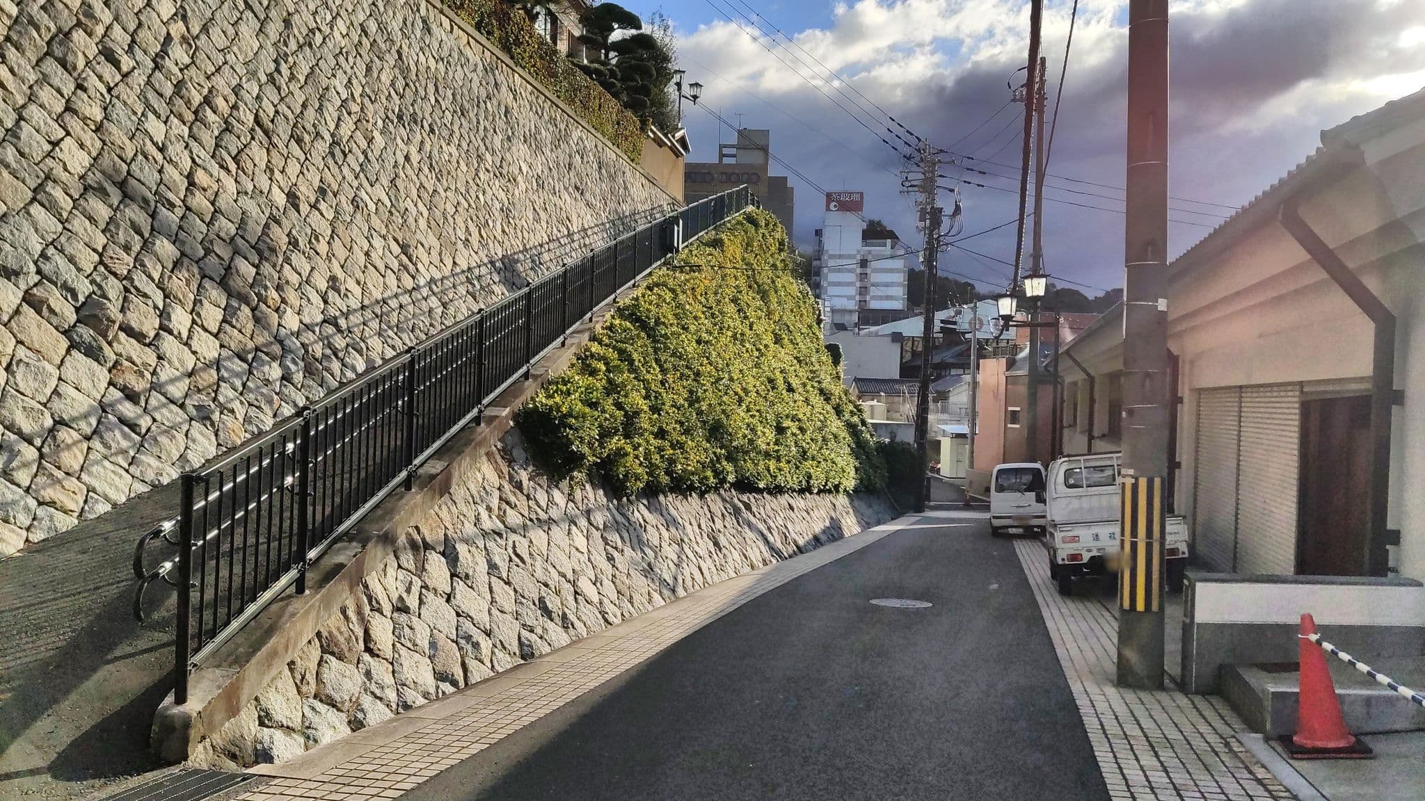 Street view near 道後温泉 大和屋別荘, Matsuyama — © drivephotograph (CC BY-SA · Mapillary)