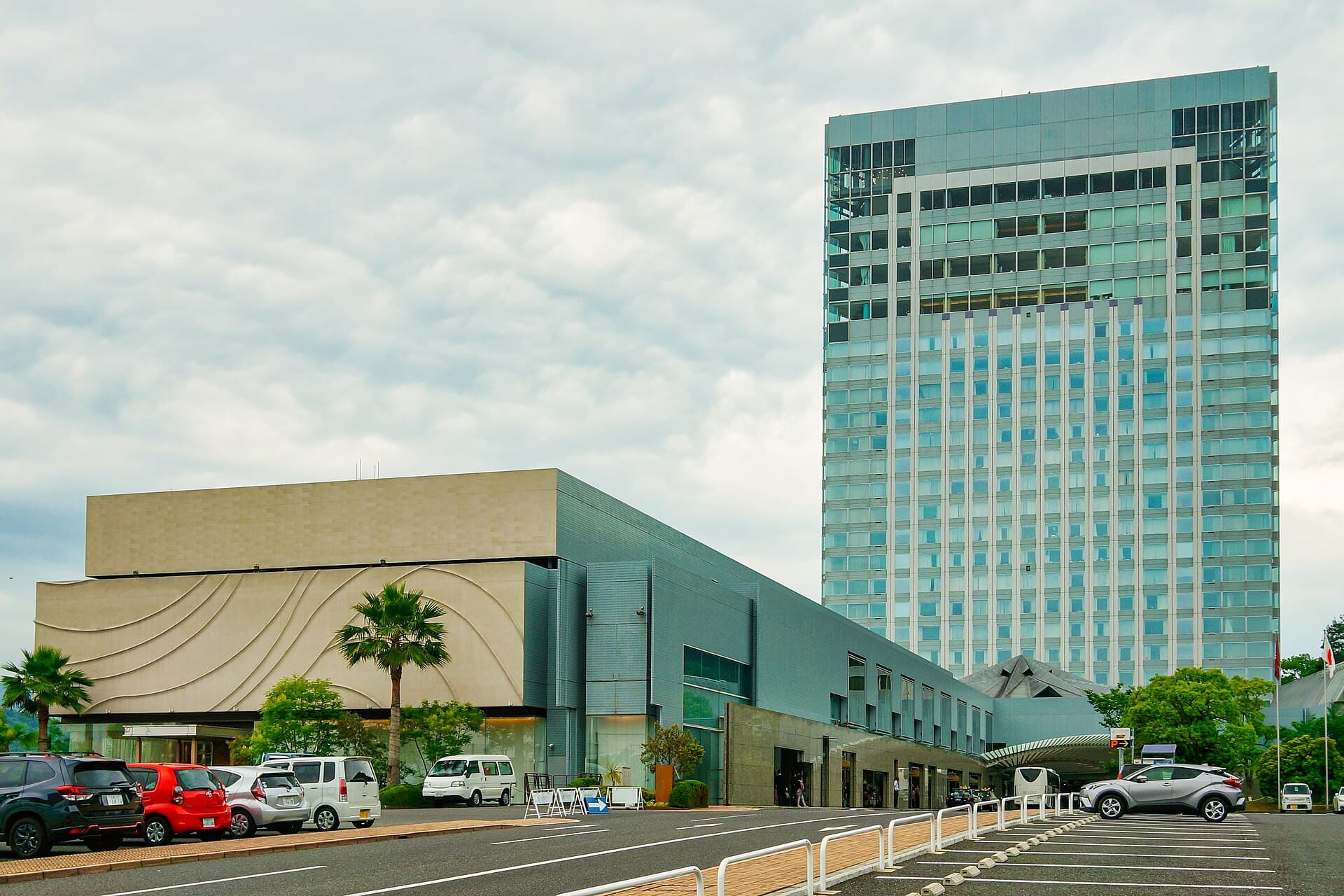グランドプリンスホテル広島 (Grand Prince Hotel Hiroshima) (via Wikimedia Commons, CC BY-SA 4.0)