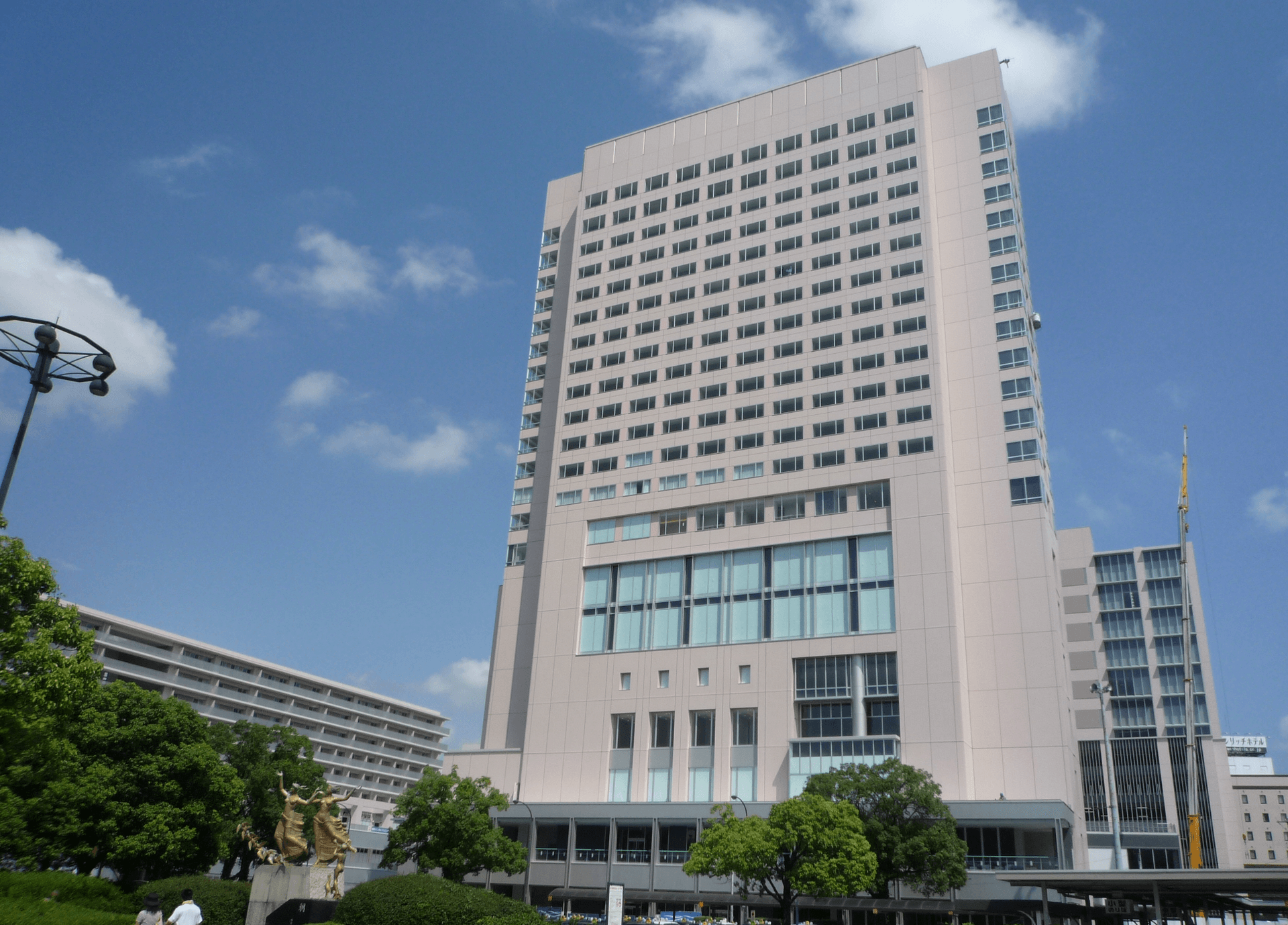 Sheraton Grand Hiroshima Hotel (via Wikimedia Commons, Copyrighted free use)