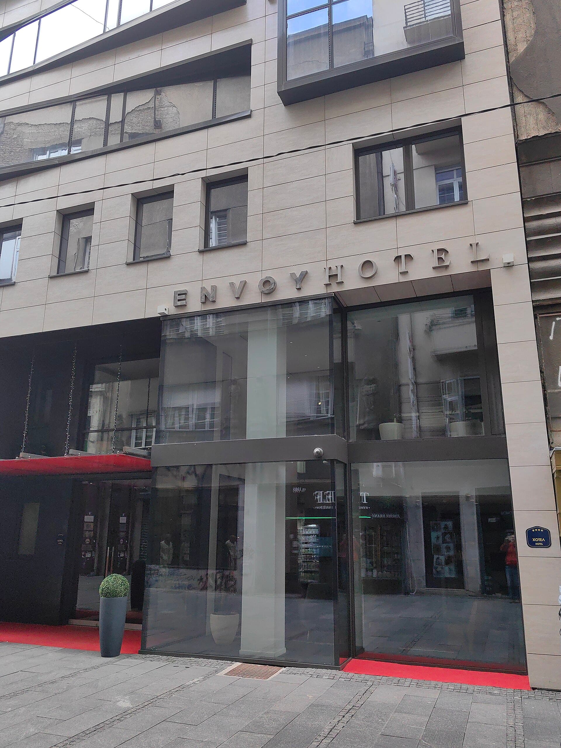 Envoy Hotel (via Wikimedia Commons, CC0)