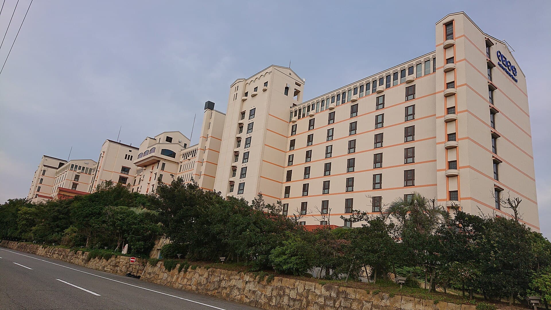 アオアヲナルトリゾート (AoAwo Naruto Resort) (via Wikimedia Commons, CC BY-SA 4.0)