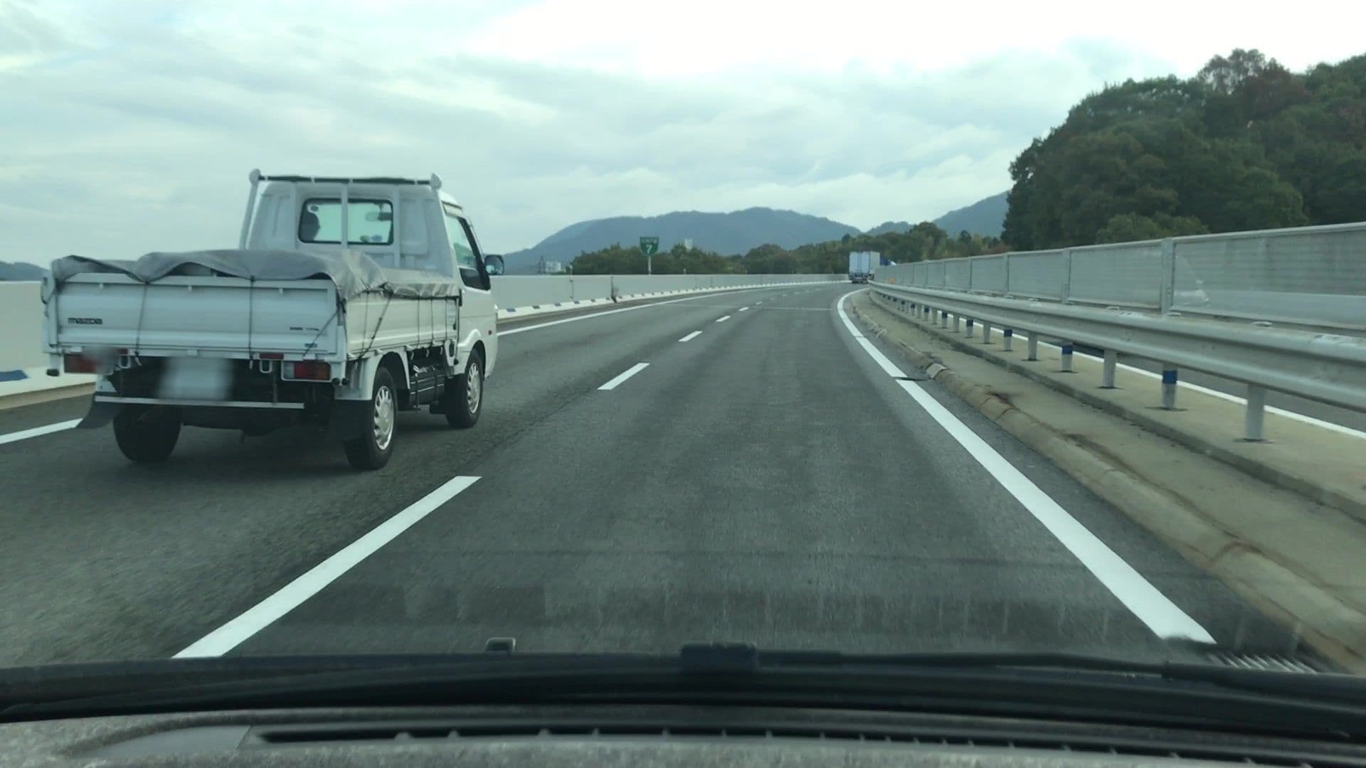 Street view near 神戸市北区廃墟級ラブホテルだらけゾーン, Kobe — © lvl5 (CC BY-SA · Mapillary)