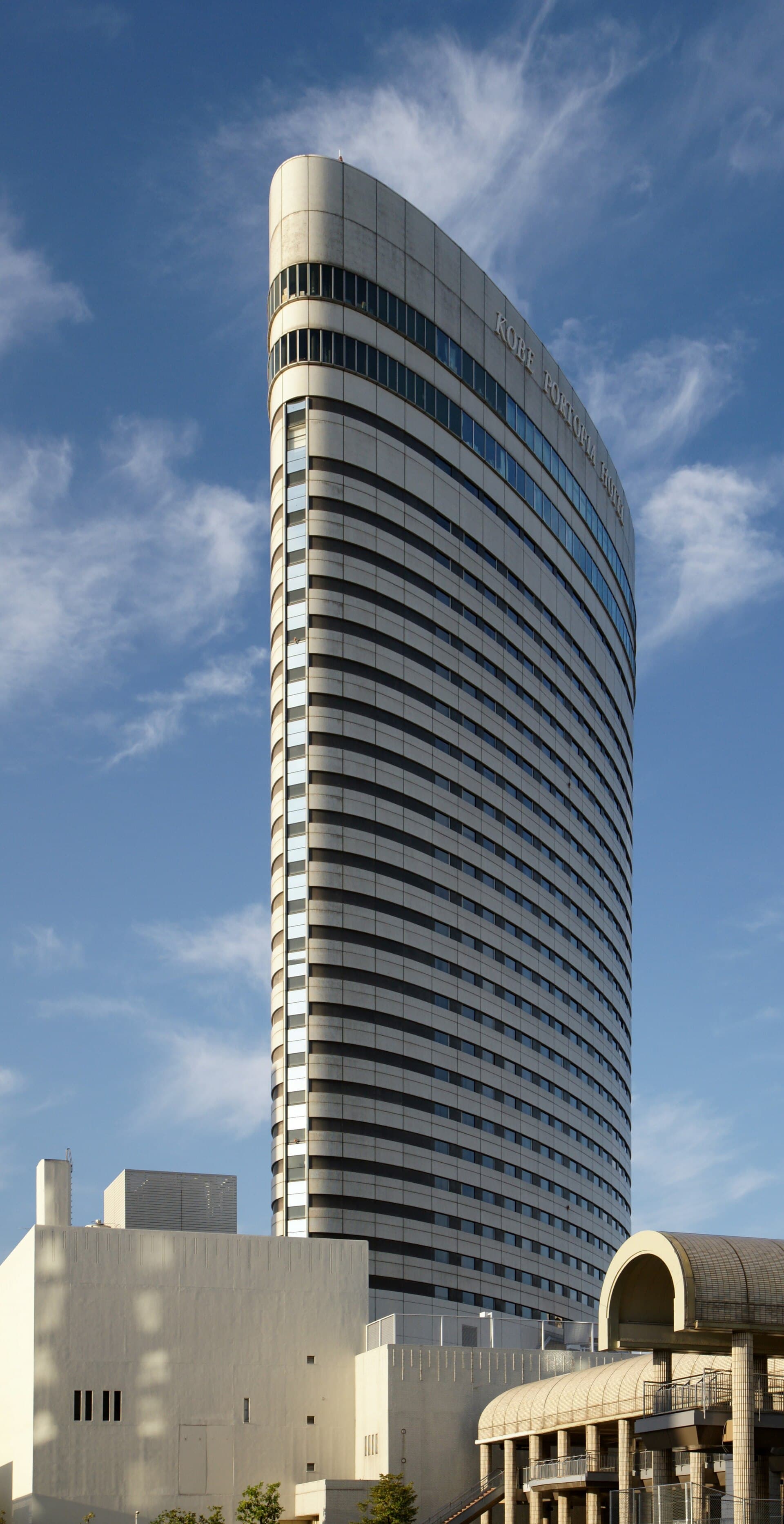 神戸ポートピアホテル (Kobe Portopia Hotel) (via Wikimedia Commons, CC BY 2.5)
