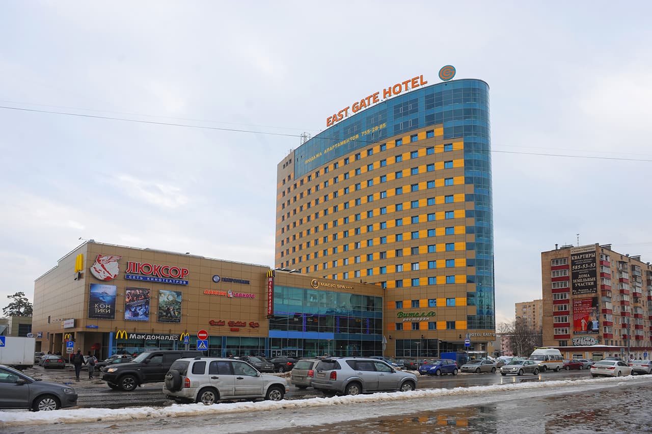 East gate hotel (via Wikimedia Commons, CC BY 3.0)