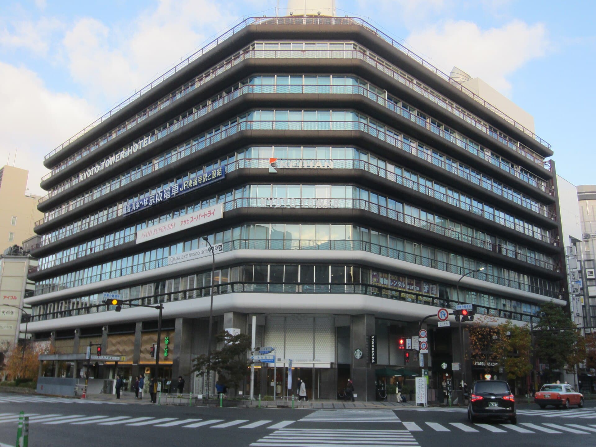 京都タワーホテル (Kyoto Tower Hotel) (via Wikimedia Commons, CC BY-SA 4.0)
