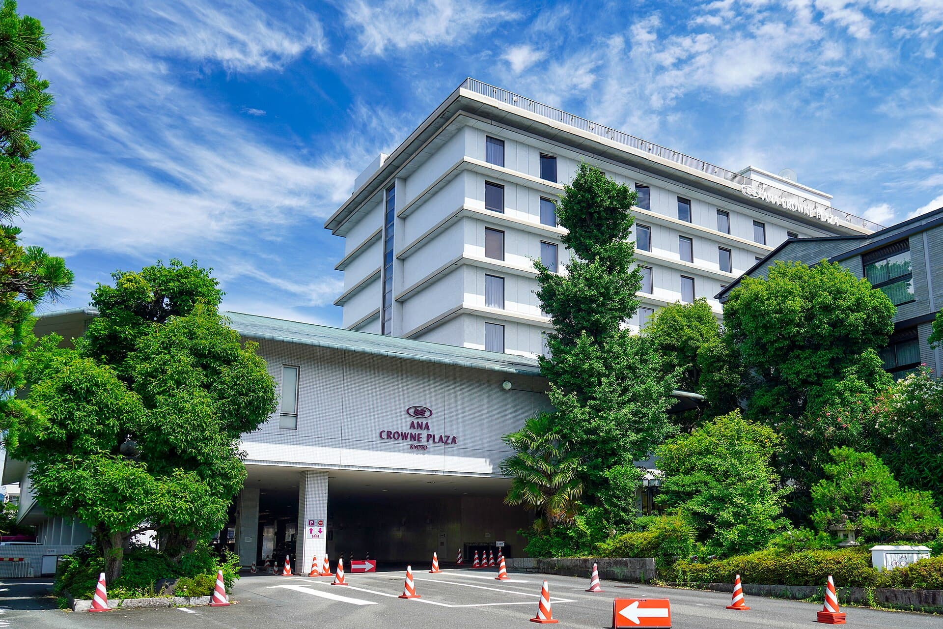ANAクラウンプラザホテル京都 (ANA Crowne Plaza Kyoto) (via Wikimedia Commons, CC BY-SA 4.0)