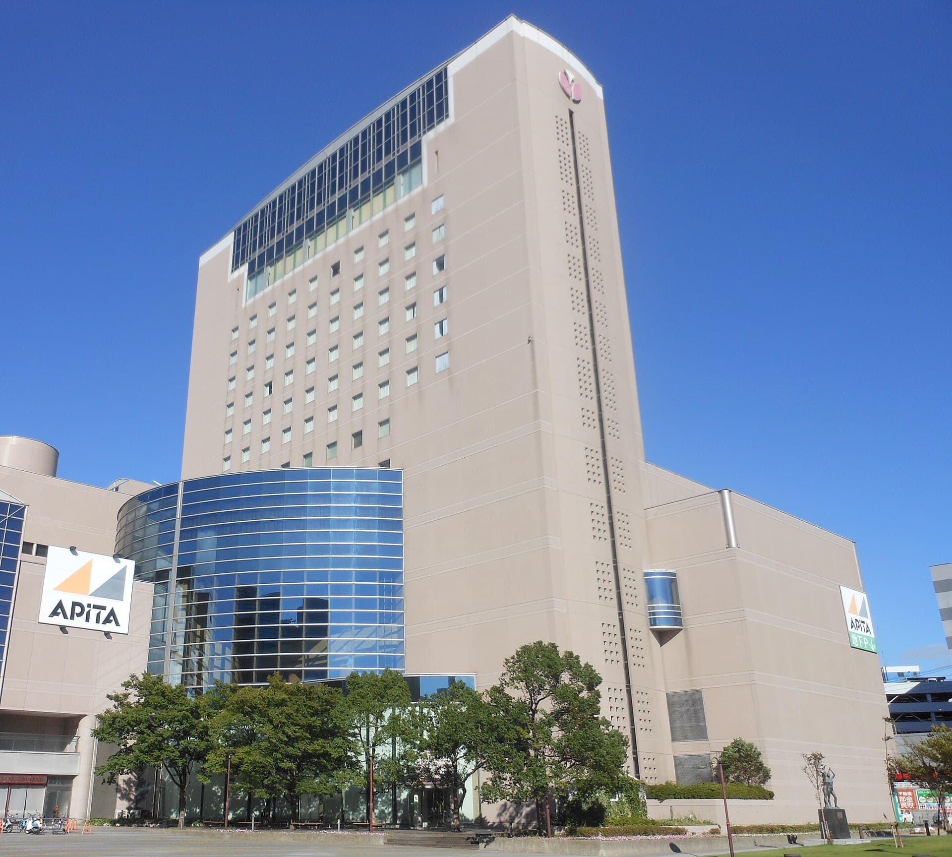 都ホテル四日市 (Yokkaichi Miyako Hotel) (via Wikimedia Commons, CC BY-SA 3.0)