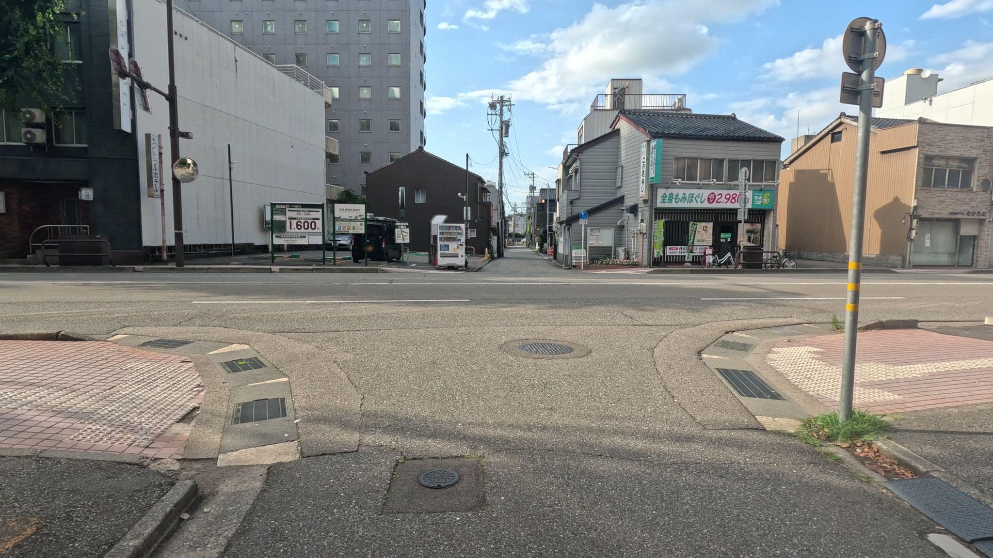 Street view near ホテルマイステイズ金沢キャッスル, Kanazawa — © alt9800 (CC BY-SA · Mapillary)