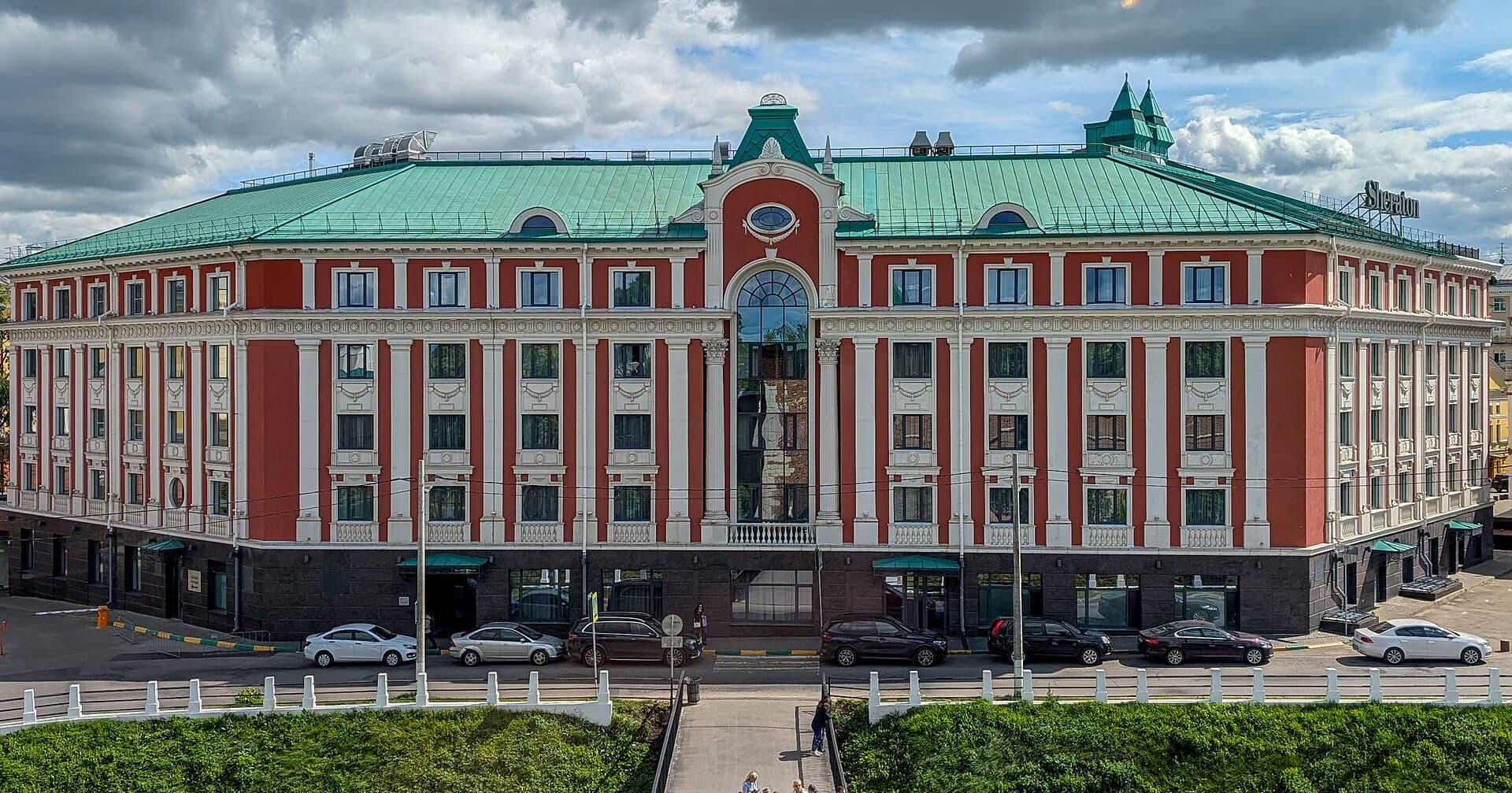Sheraton Nizhny Novgorod Kremlin (via Wikimedia Commons, CC BY-SA 4.0)