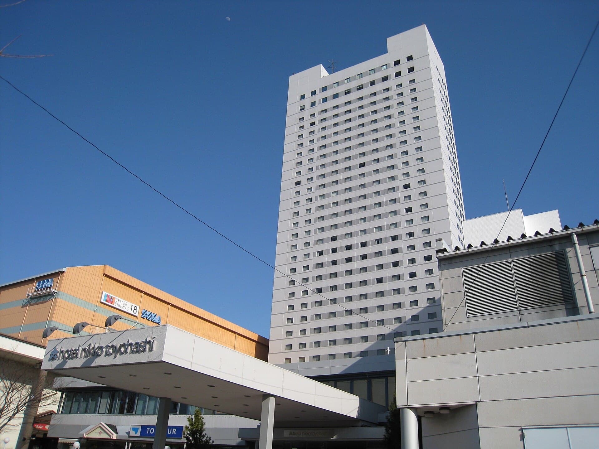 ロワジールホテル豊橋 (The Loisir Hotel Toyohashi) (via Wikimedia Commons, Public domain)