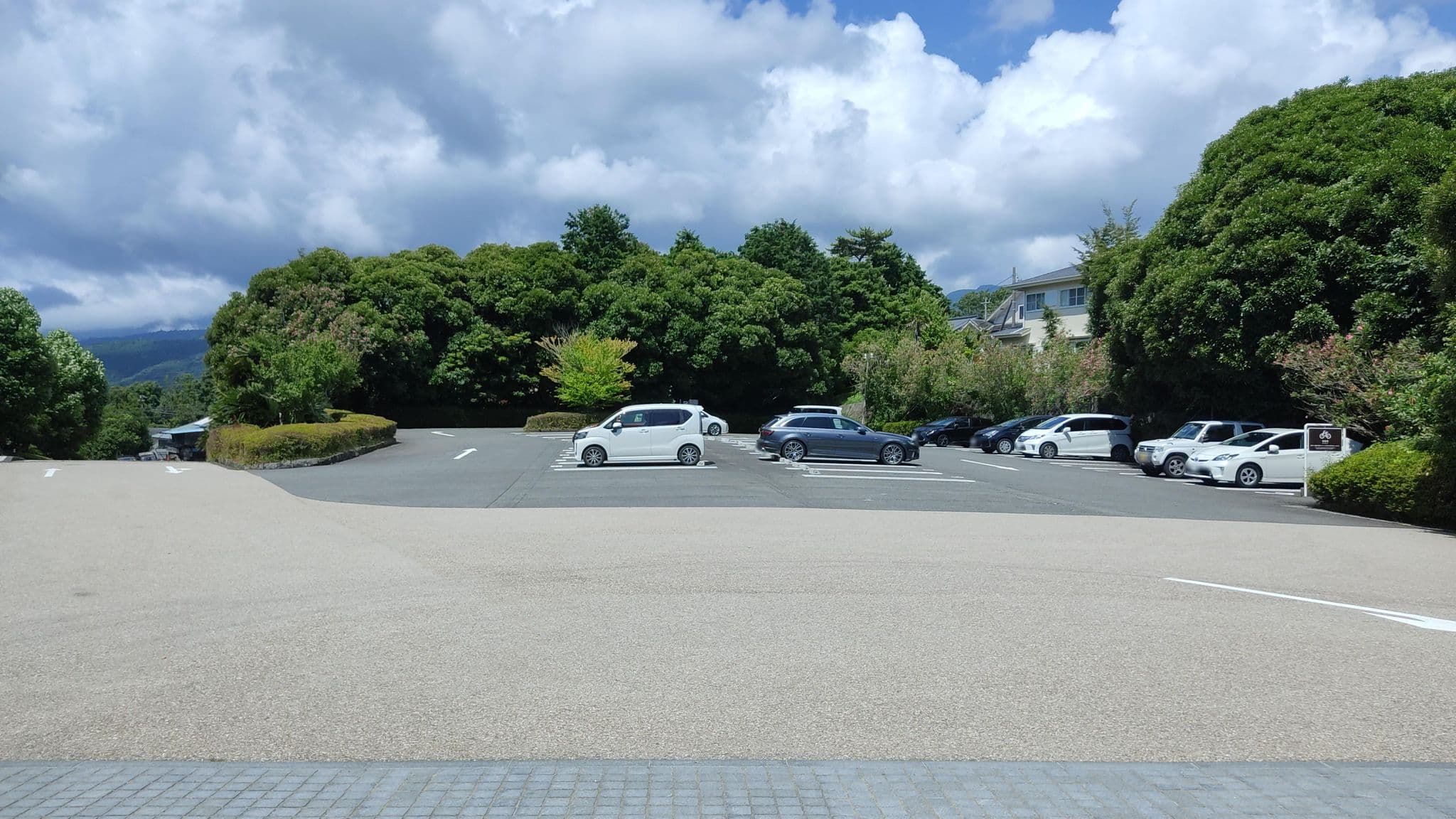 Street view near 亀の井ホテル 伊豆高原, Itō — © mitz (CC BY-SA · Mapillary)