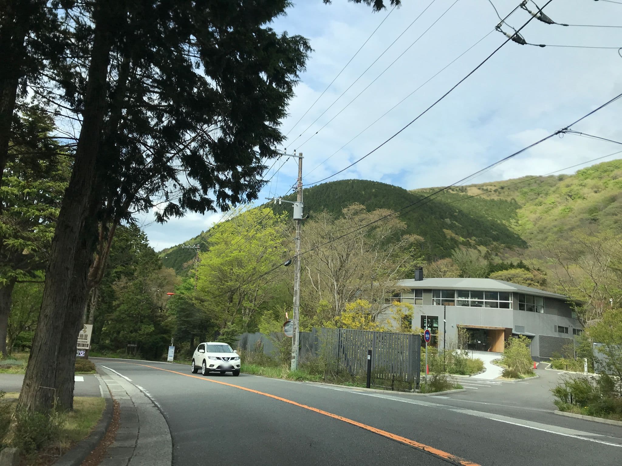Street view near ファミリーロッジ旅籠屋 箱根仙石原店, Hakone — © yaritsusozai (CC BY-SA · Mapillary)