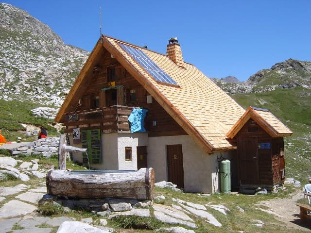 Refuge de la Leisse (via Wikimedia Commons, Public domain)