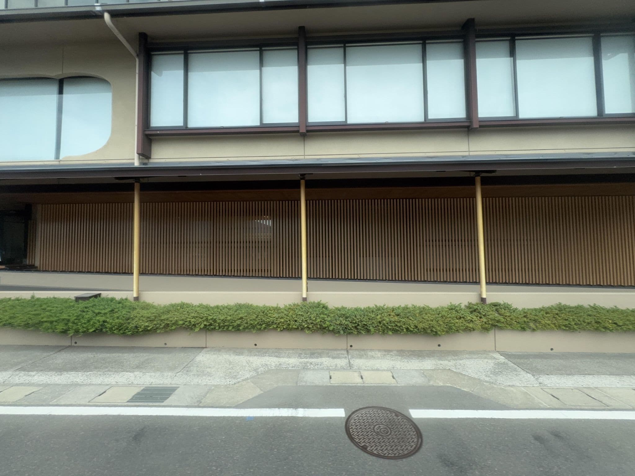 Street view near 湖山亭うぶや (Kozantei Ubuya), Narusawa — © quickness805 (CC BY-SA · Mapillary)