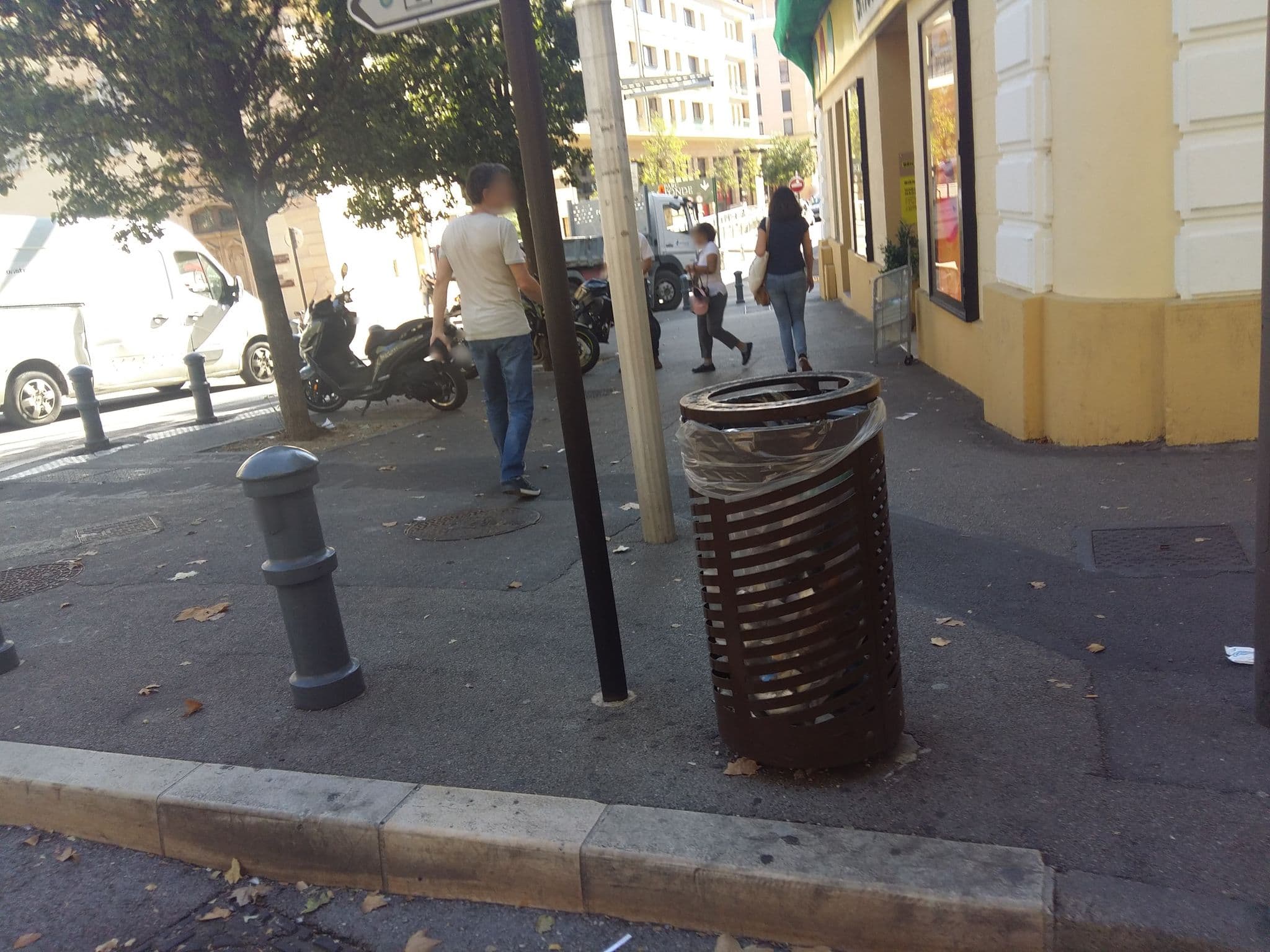 Street view near Hôtel Artea, Aix-en-Provence — © zimmy (CC BY-SA · Mapillary)