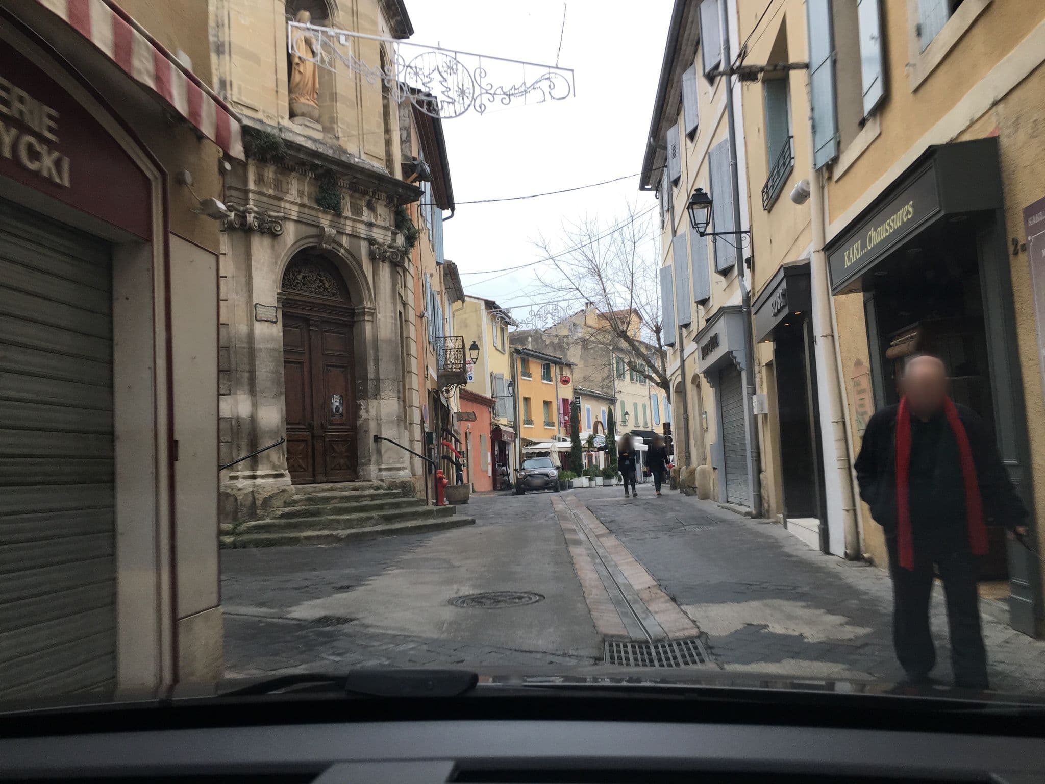Street view near La Maison Sur La Sorgue, L'Isle-sur-la-Sorgue — © mickael_v (CC BY-SA · Mapillary)