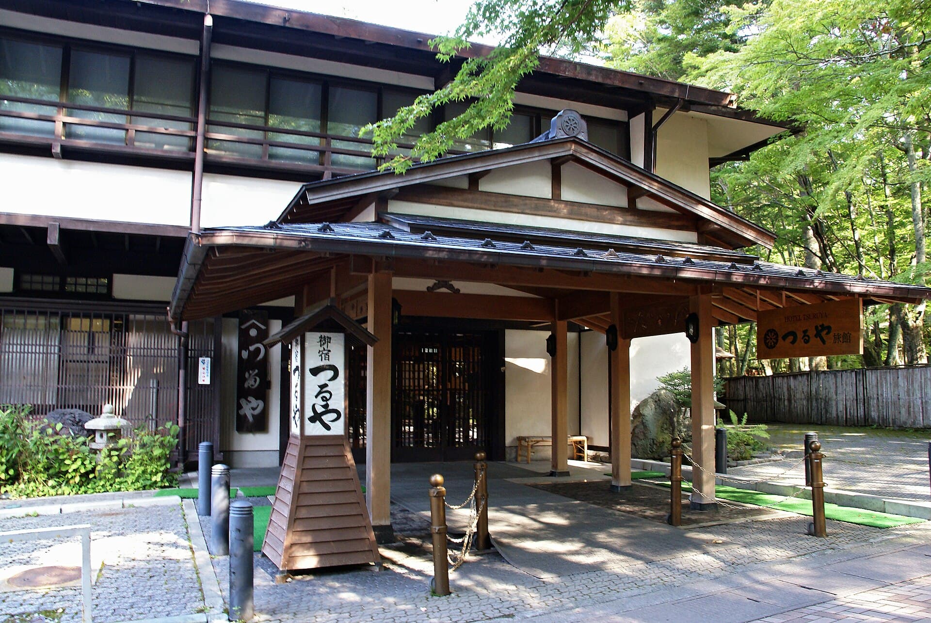 Tsuruya Ryokan (via Wikimedia Commons, CC BY 2.5)