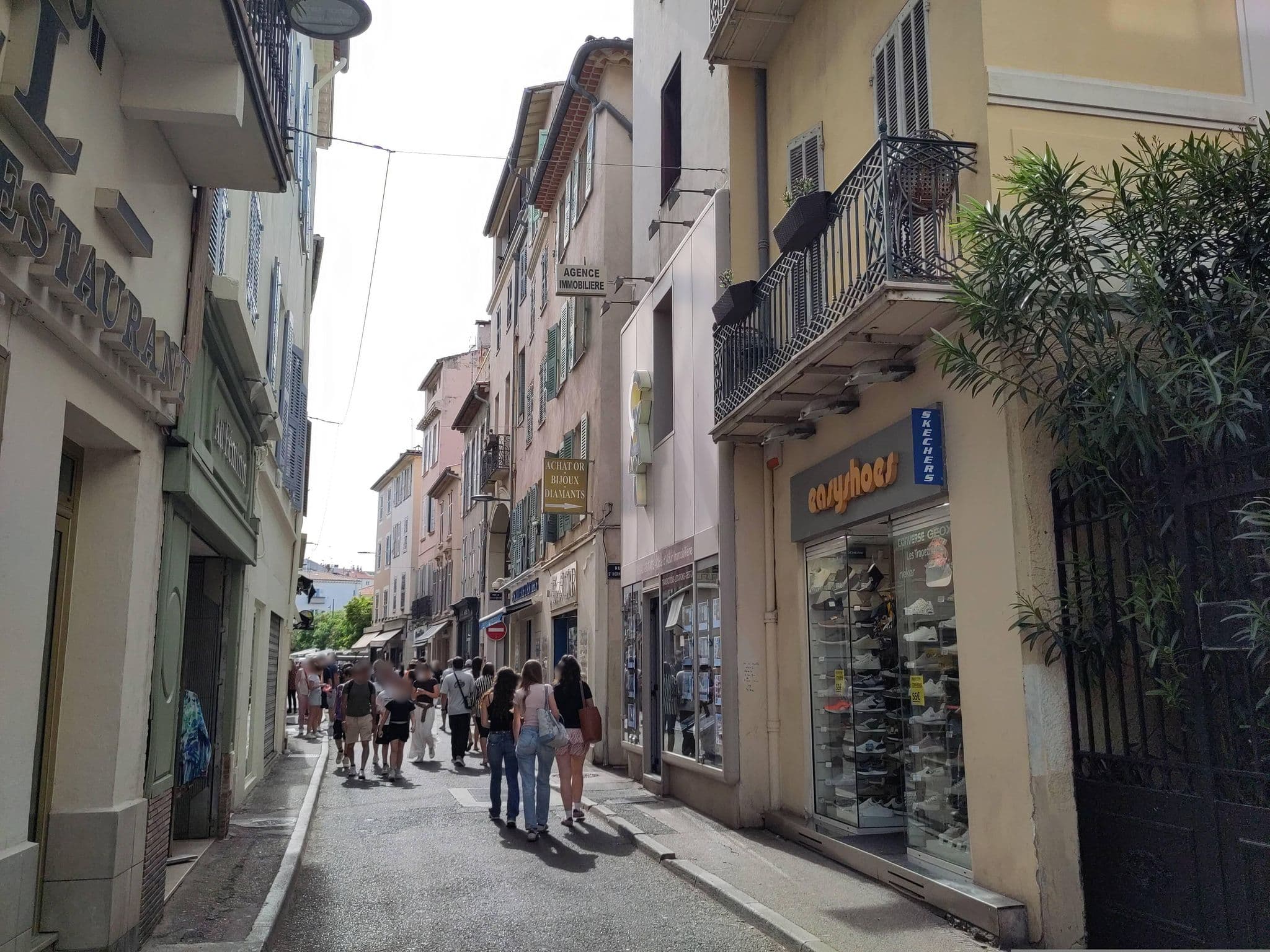 Street view near Le Caméo, Antibes — © marcuscalabresus (CC BY-SA · Mapillary)