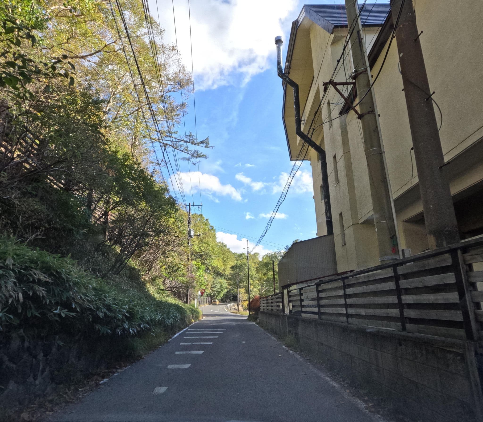 Street view near 奥日光湯元湖畔の宿湯の家, Katashina — © rsnaru (CC BY-SA · Mapillary)