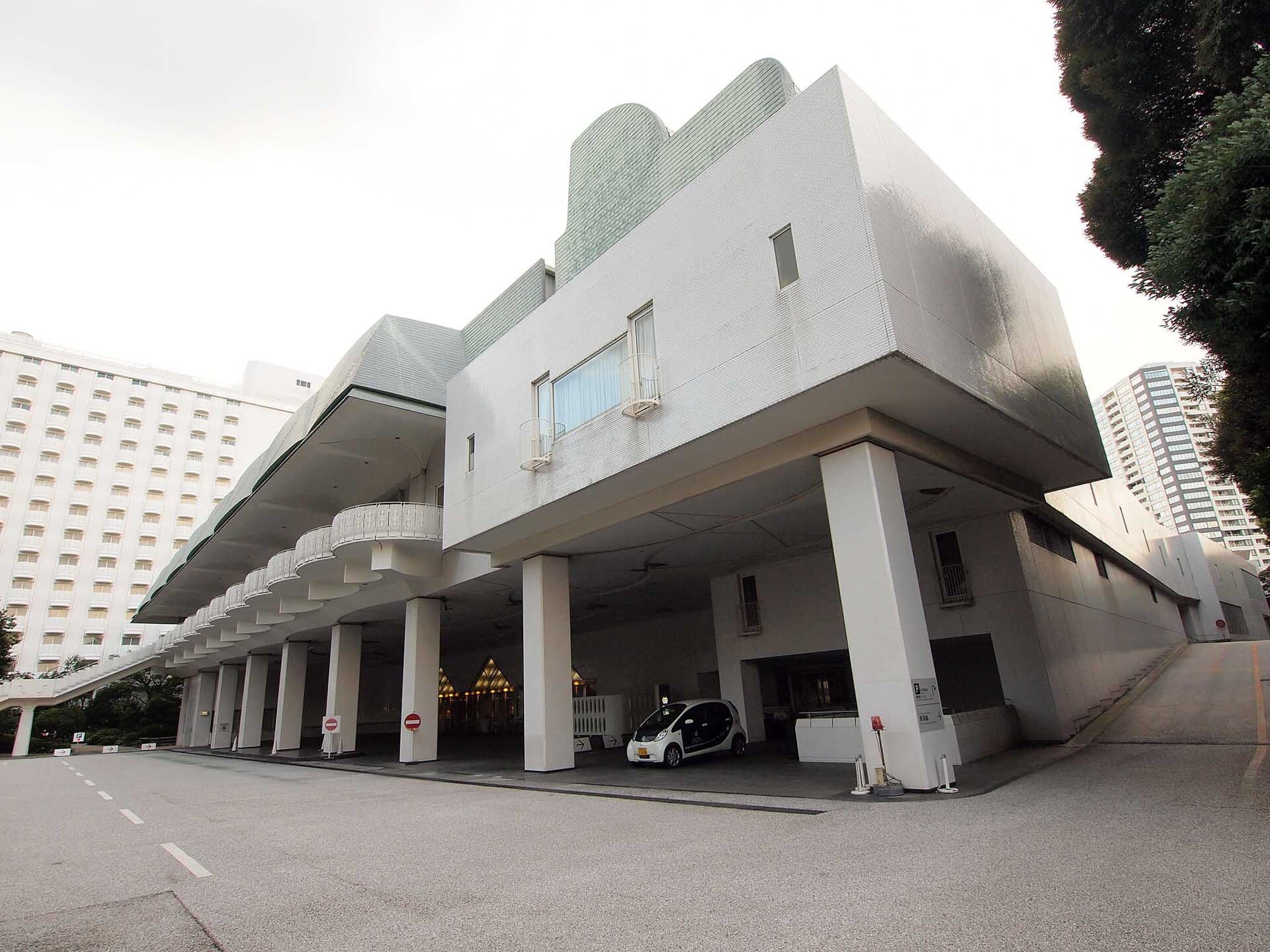 グランドプリンスホテル新高輪 (Grand Prince Hotel New Takanawa) (via Wikimedia Commons, CC BY-SA 4.0)