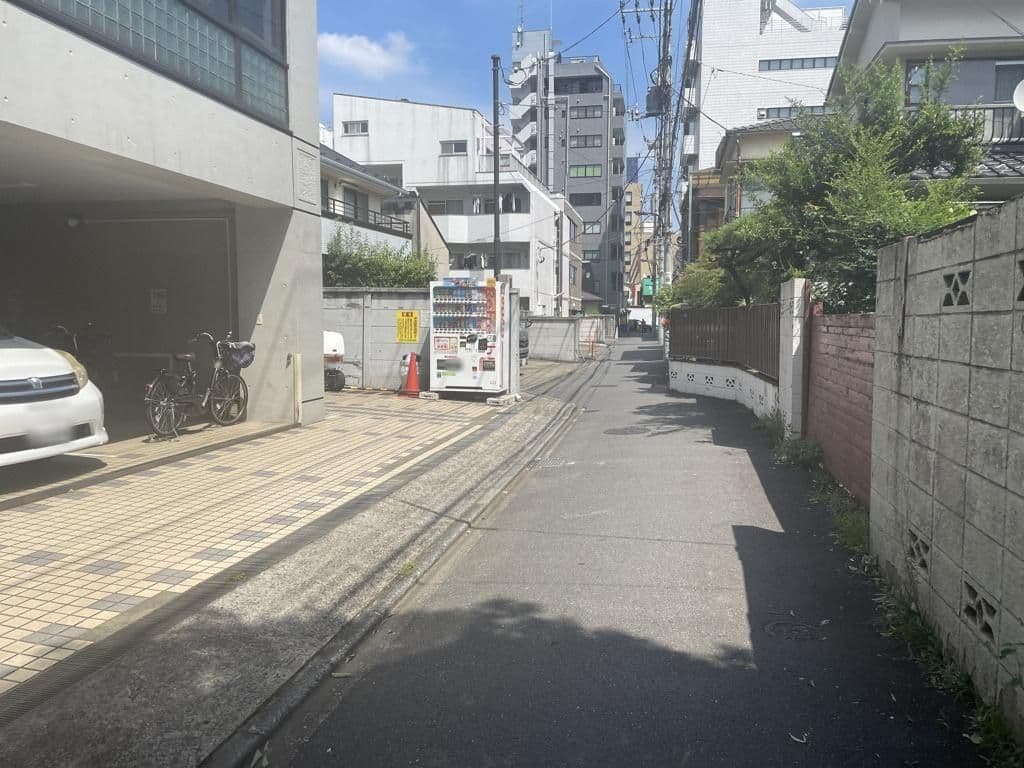 Street view near ビジネスホテル ウェル inn 新宿, Ōkubo — © musashino5 (CC BY-SA · Mapillary)