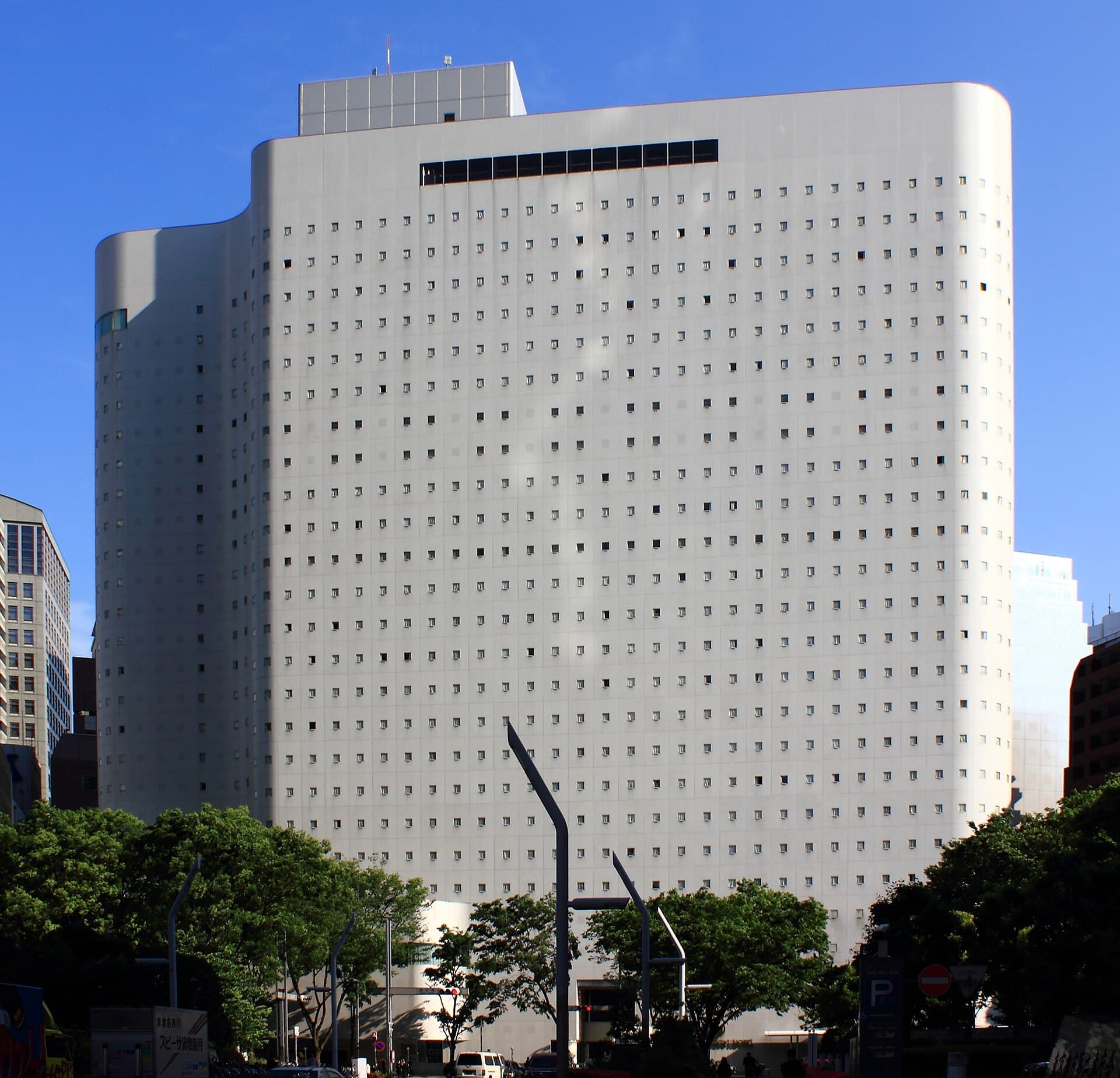 新宿ワシントンホテル (Shinjuku Washington Hotel) (via Wikimedia Commons, CC BY-SA 3.0)