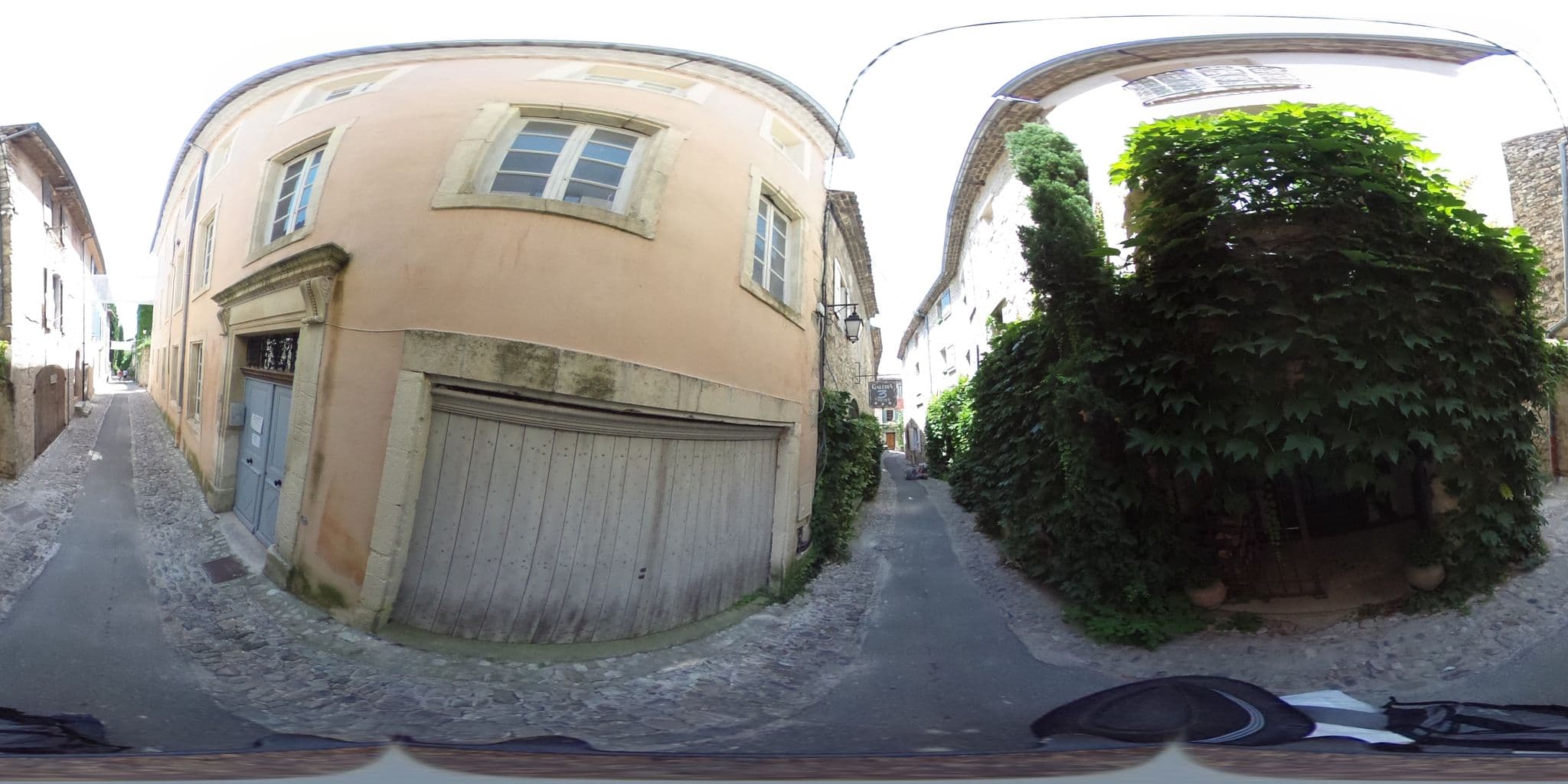 Street view near L'Évêché, Vaison-la-Romaine — © zimmy (CC BY-SA · Mapillary)