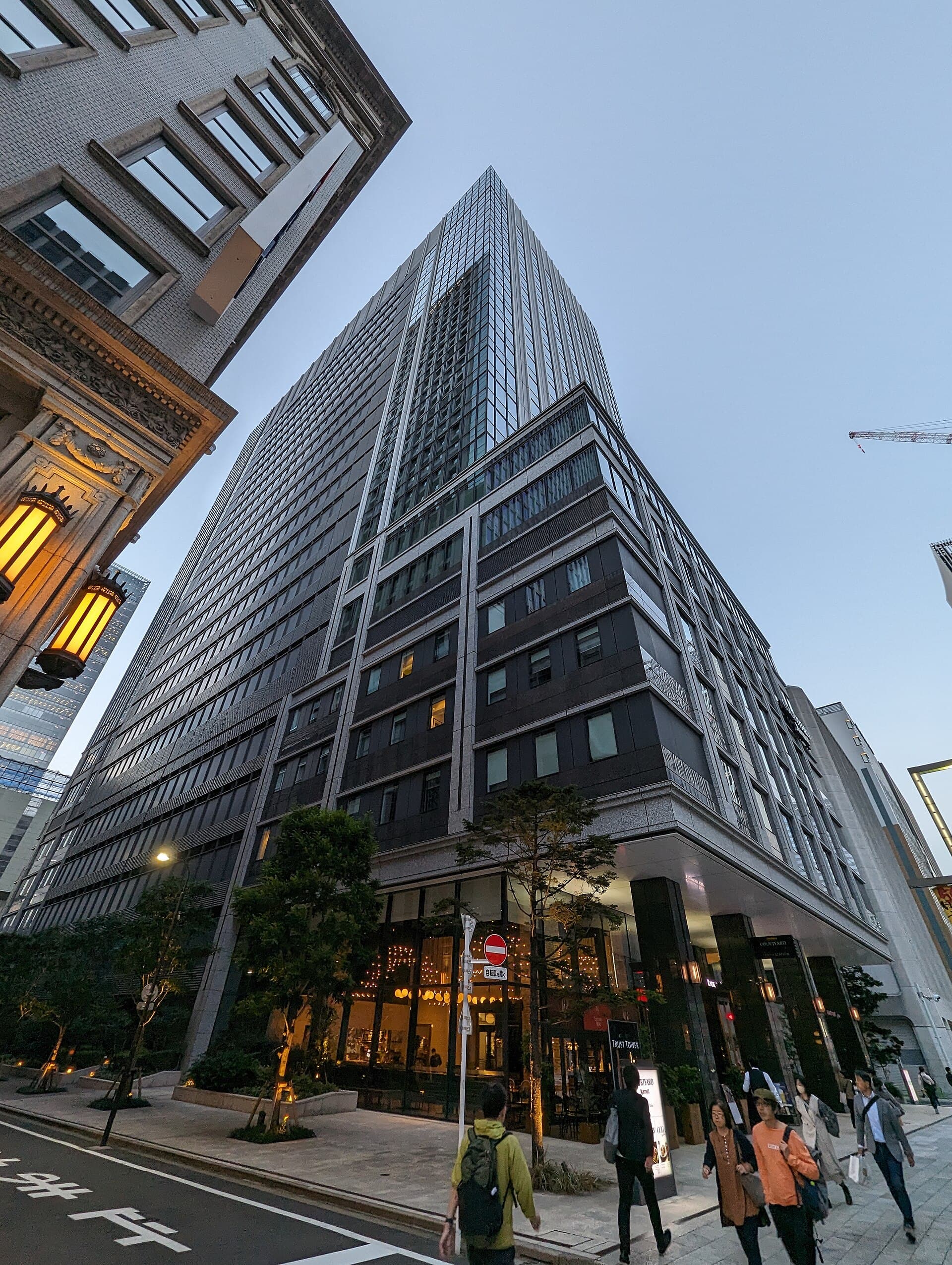 Lobby at Courtyard by Marriott Tokyo Station (via Wikimedia Commons, CC0)