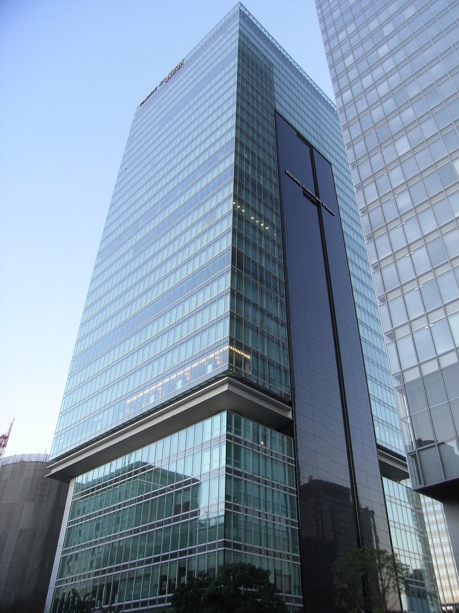 フォーシーズンズホテル丸の内東京 (Four Seasons Hotel Tokyo at Marunouchi) (via Wikimedia Commons, Public domain)
