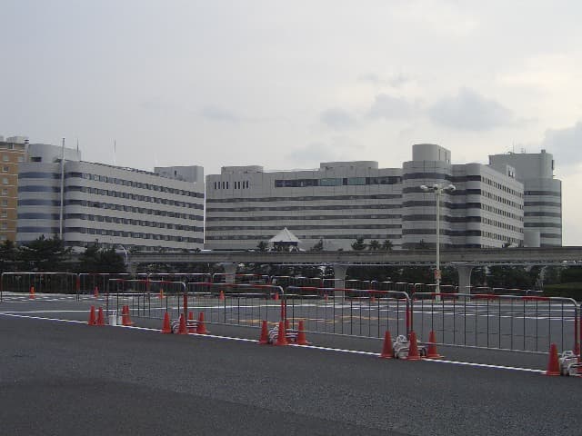 東京ベイ舞浜ホテル ファーストリゾート (Tokyo Bay Maihama Hotel First Resort) (via Wikimedia Commons, Public domain)