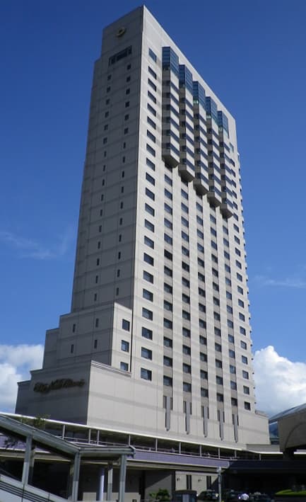 ホテルニューオータニ幕張 (The New Otani Makuhari) (via Wikimedia Commons, CC BY-SA 3.0)