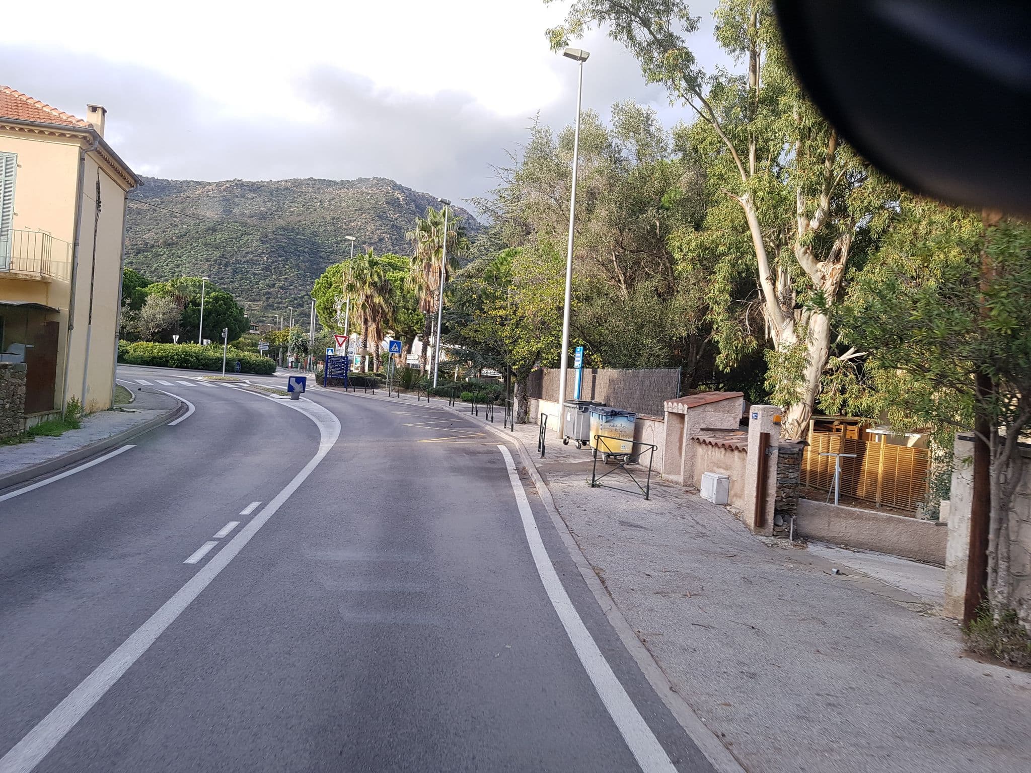 Street view near Les Pins Penchés, Le Lavandou — © bernardvoyageur (CC BY-SA · Mapillary)
