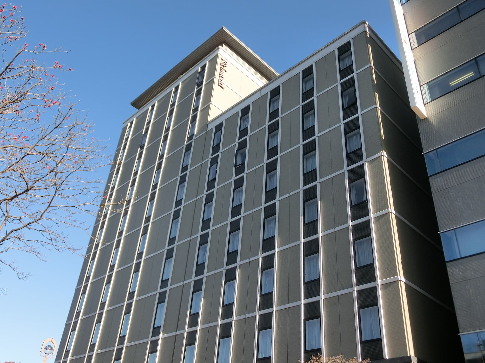 リッチモンドホテル成田 (Richmond Hotel Narita) (via Wikimedia Commons, Public domain)