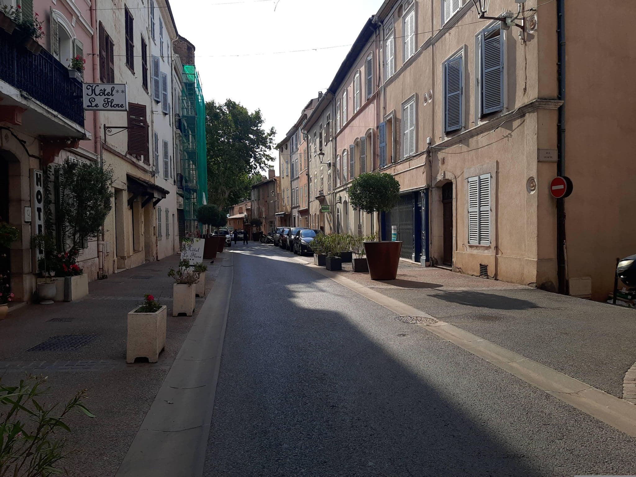 Street view near Le Flore, Fréjus — © alesarrett (CC BY-SA · Mapillary)